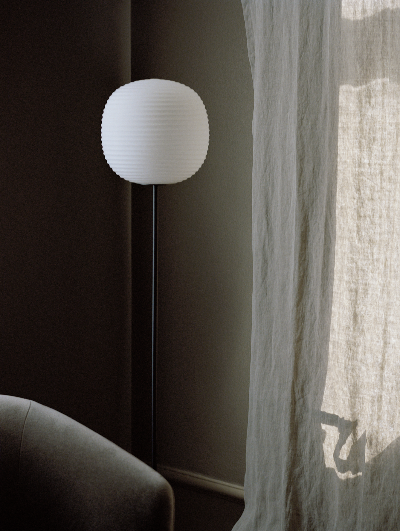 Lantern weiße Stehlampe mit einer schwarzen Basis