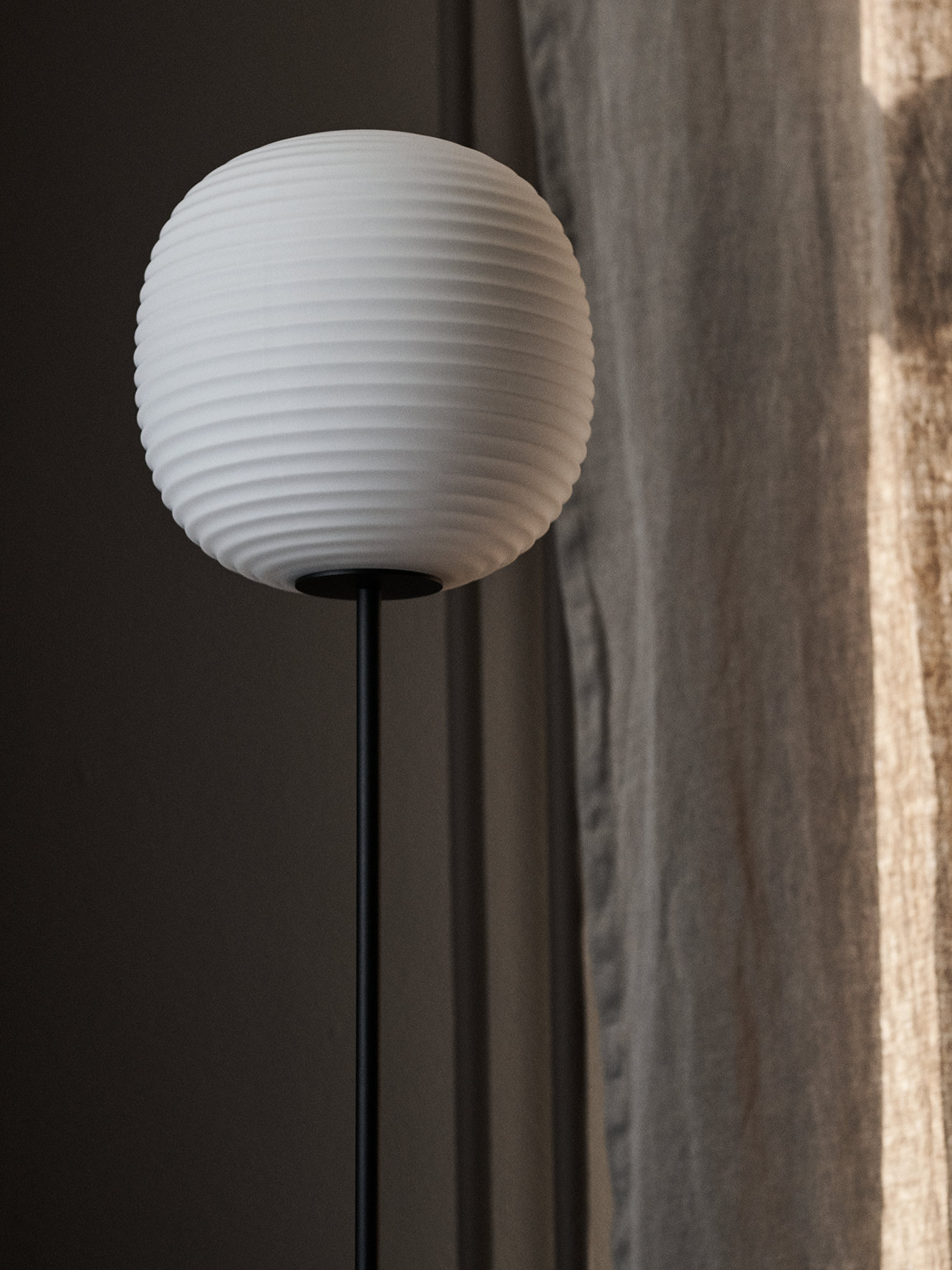 Lantern weiße Stehlampe mit einer schwarzen Basis