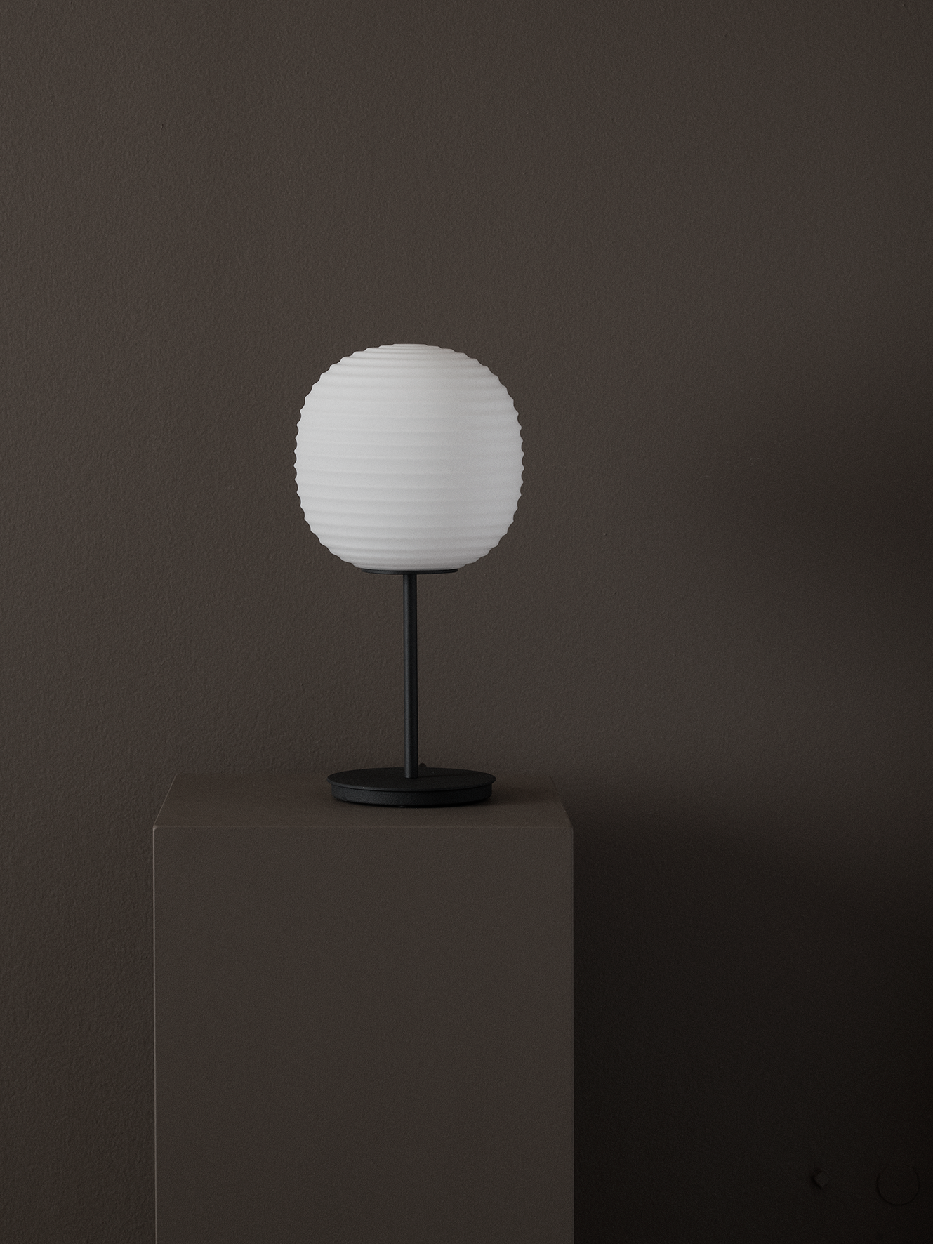 Lantern weiße Tischlampe mit einer schwarzen Basis