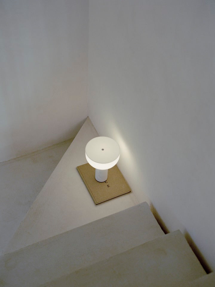 Tragbare Lampe KIZU aus weißem Marmor