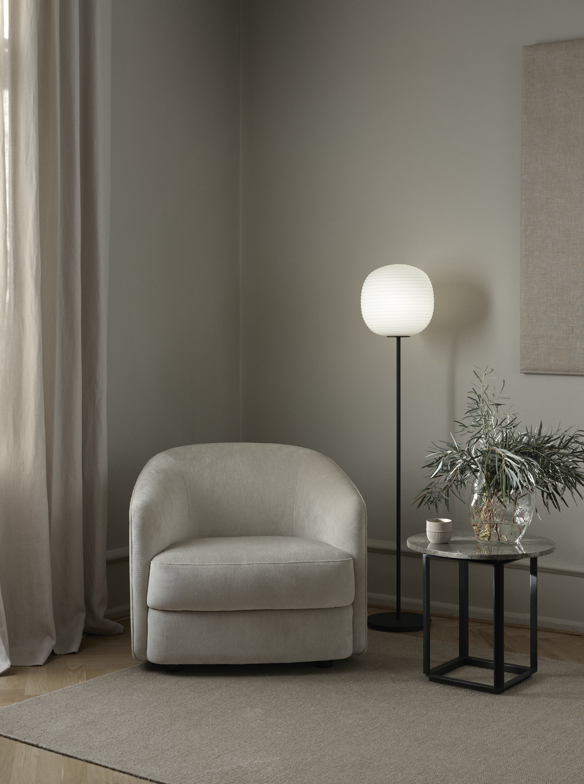 Lantern weiße Stehlampe mit einer schwarzen Basis