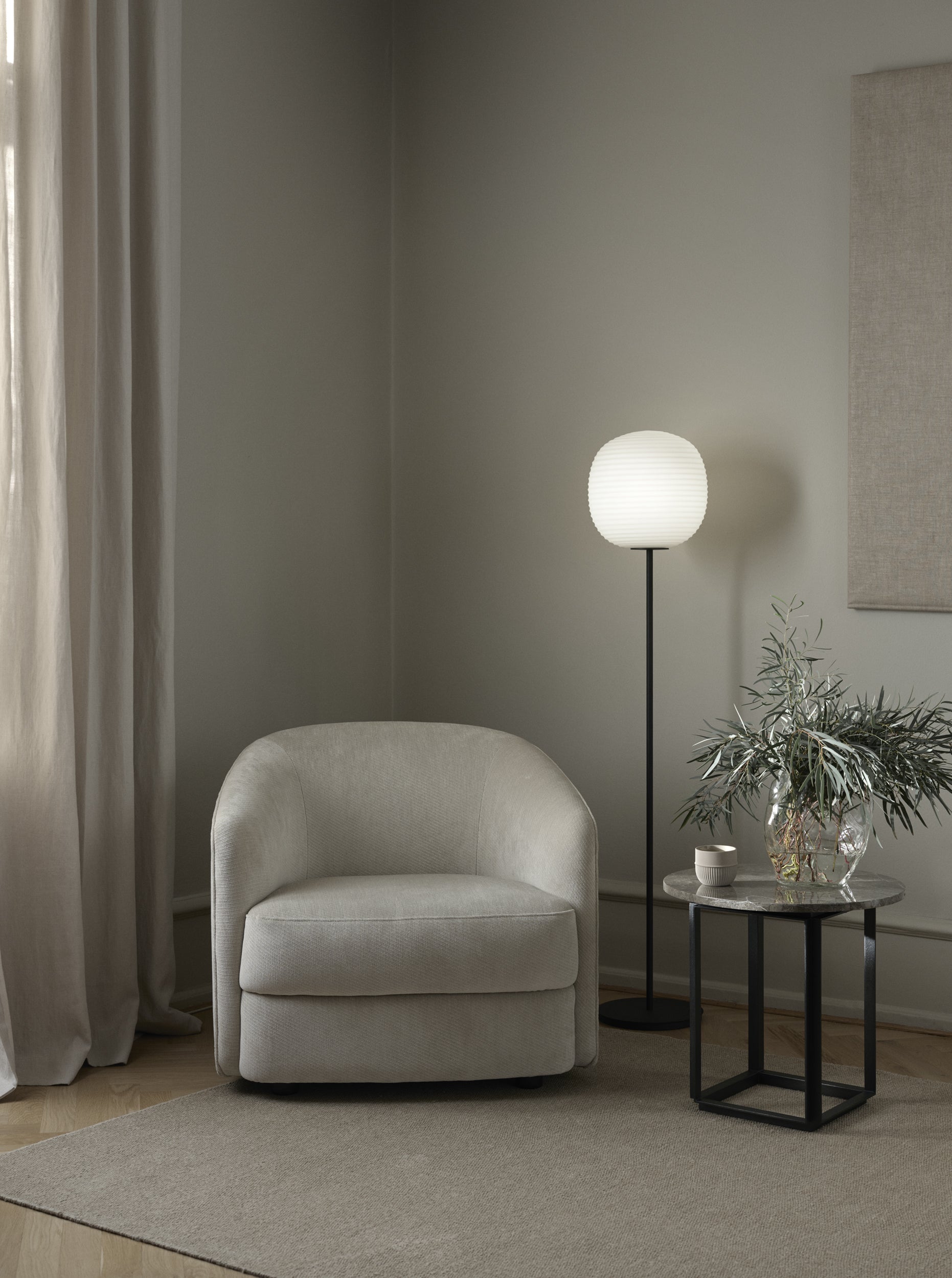 Gepolsterter kugelhafter Sessel