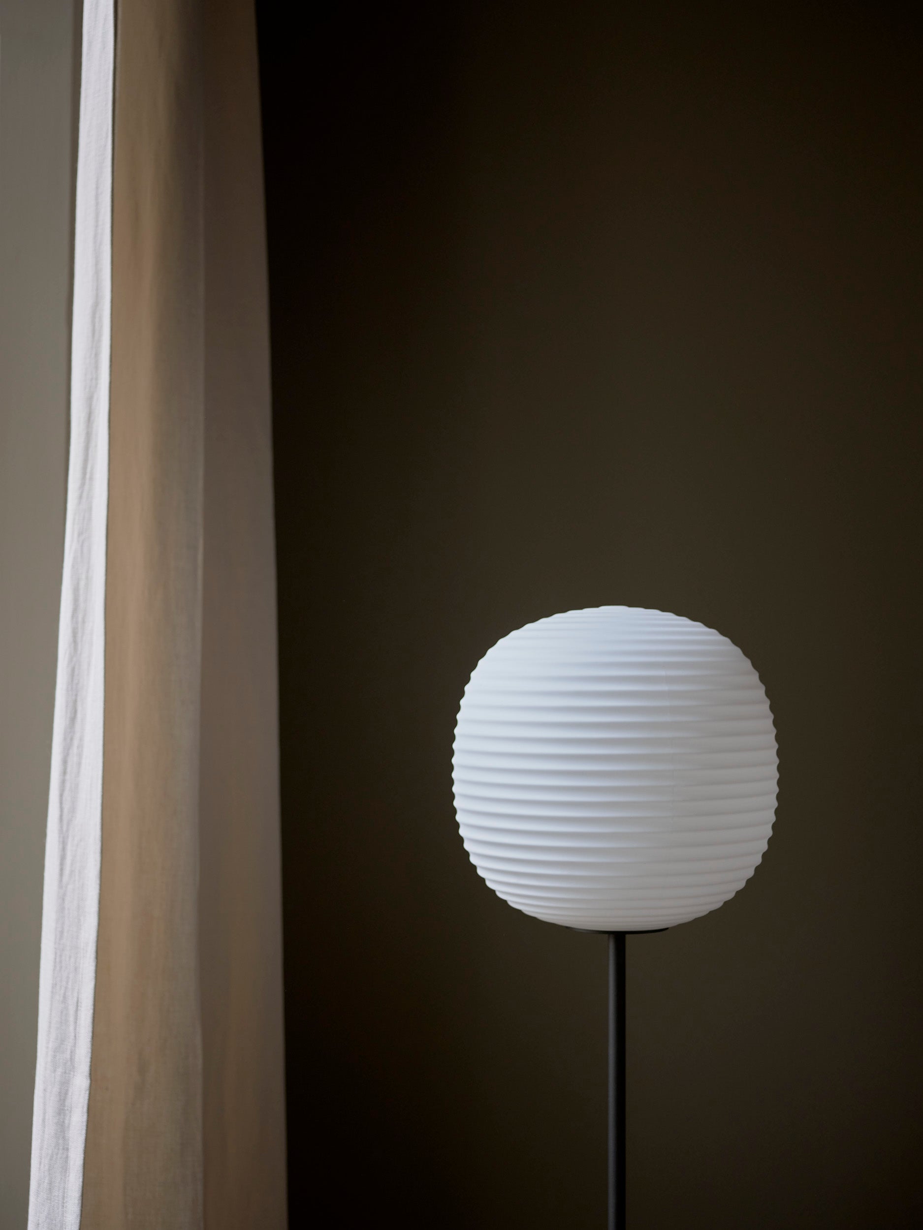 Lantern weiße Stehlampe mit einer schwarzen Basis
