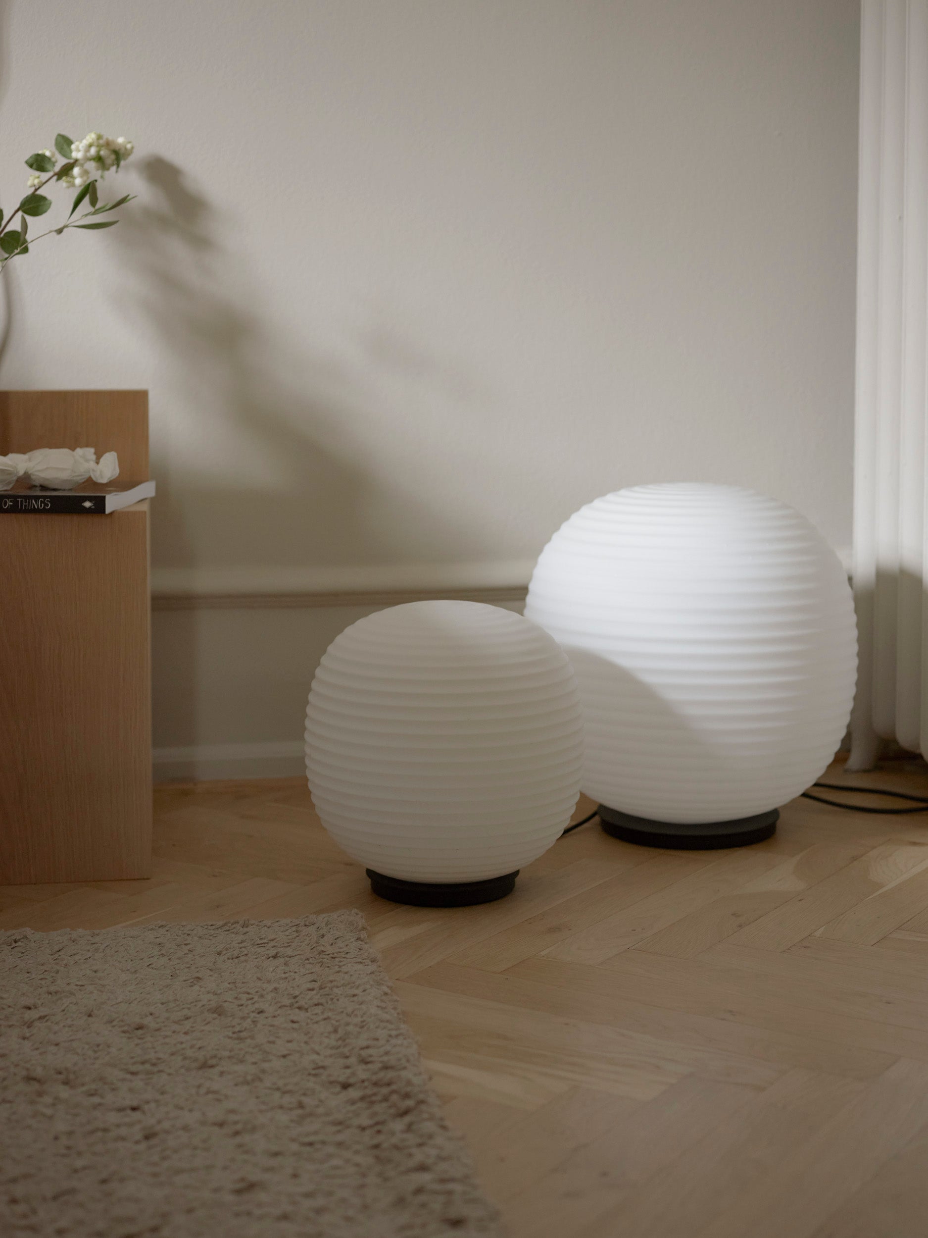 Lantern Globe weiße Stehlampe mit einer schwarzen Basis