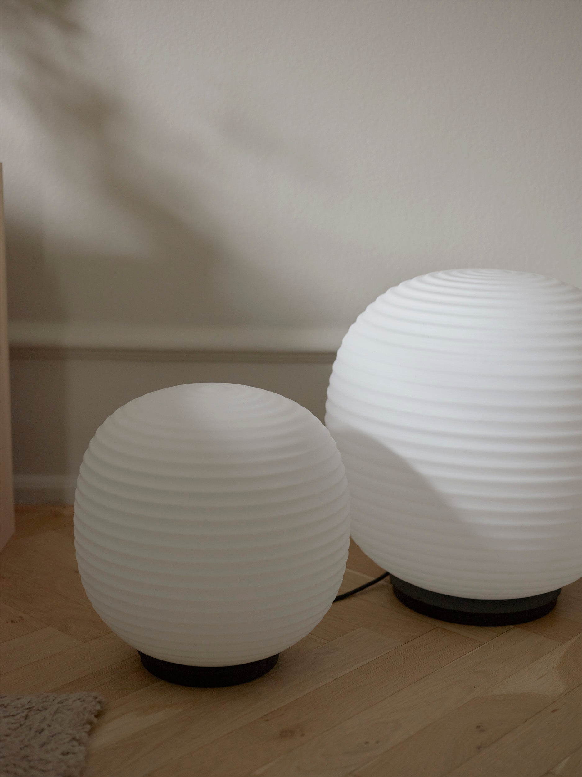 Lantern Globe weiße Stehlampe mit einer schwarzen Basis
