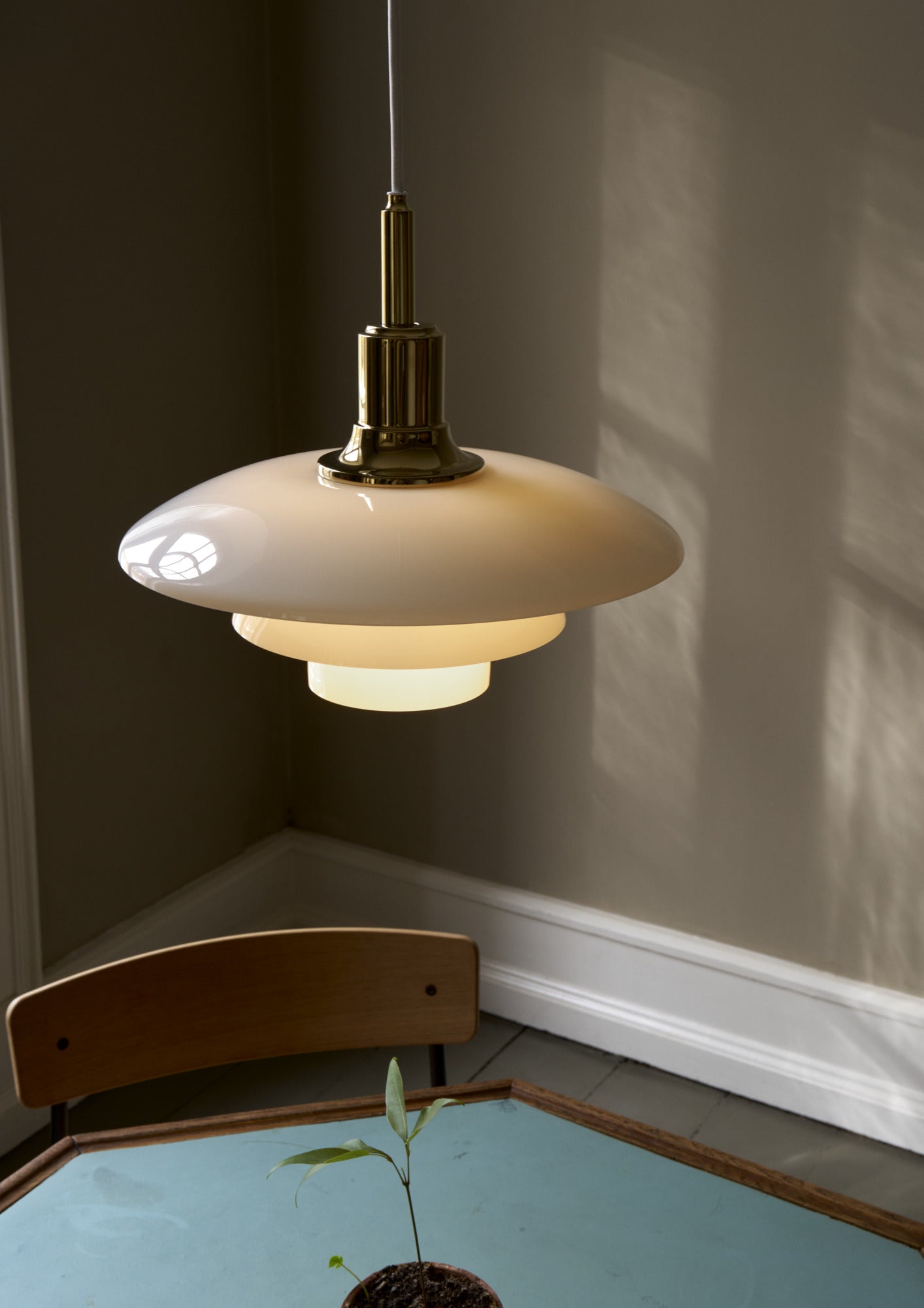 PH 3/2 pendant lamp white with brass finish