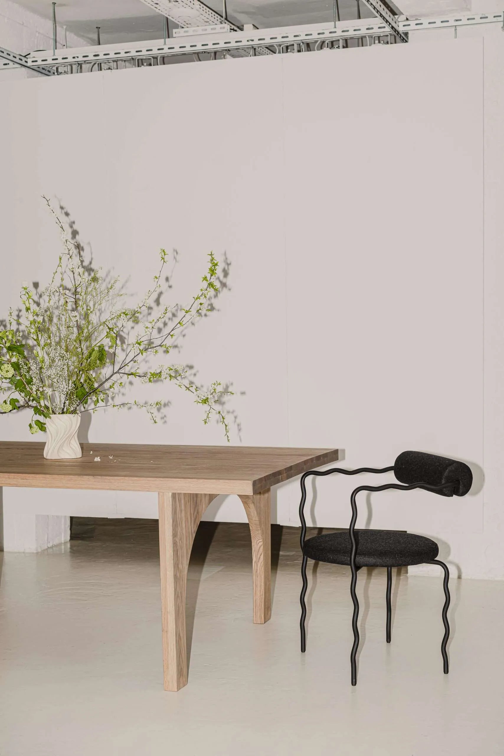 SAGE VAGUE Armchair upholstered with a metal base