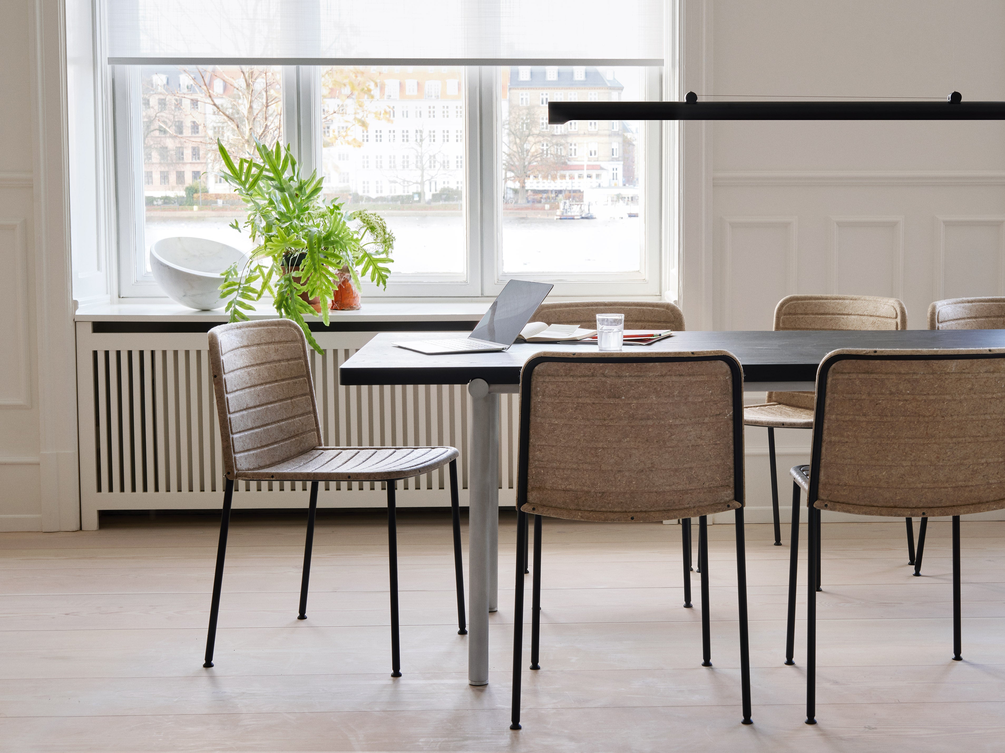 Tisch TUBBY TUBE schwarz mit Aluminiumfuß