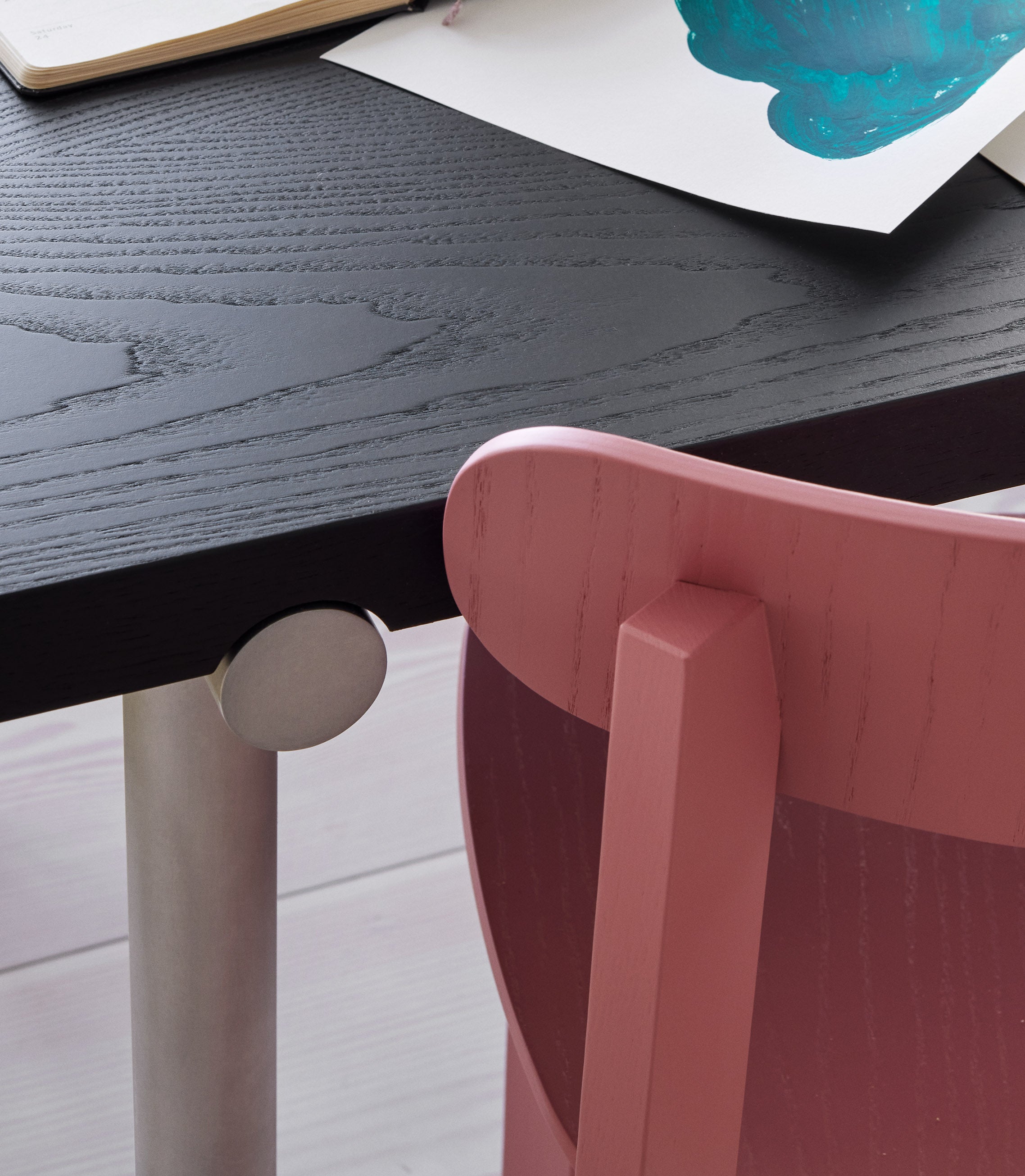 Tisch TUBBY TUBE schwarz mit Aluminiumfuß