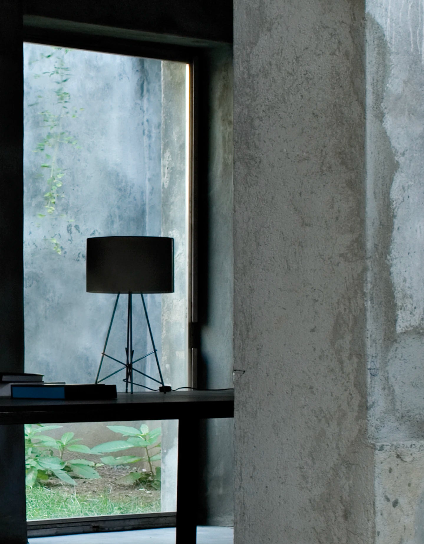 RAY Black Table Lamp with Metal Base