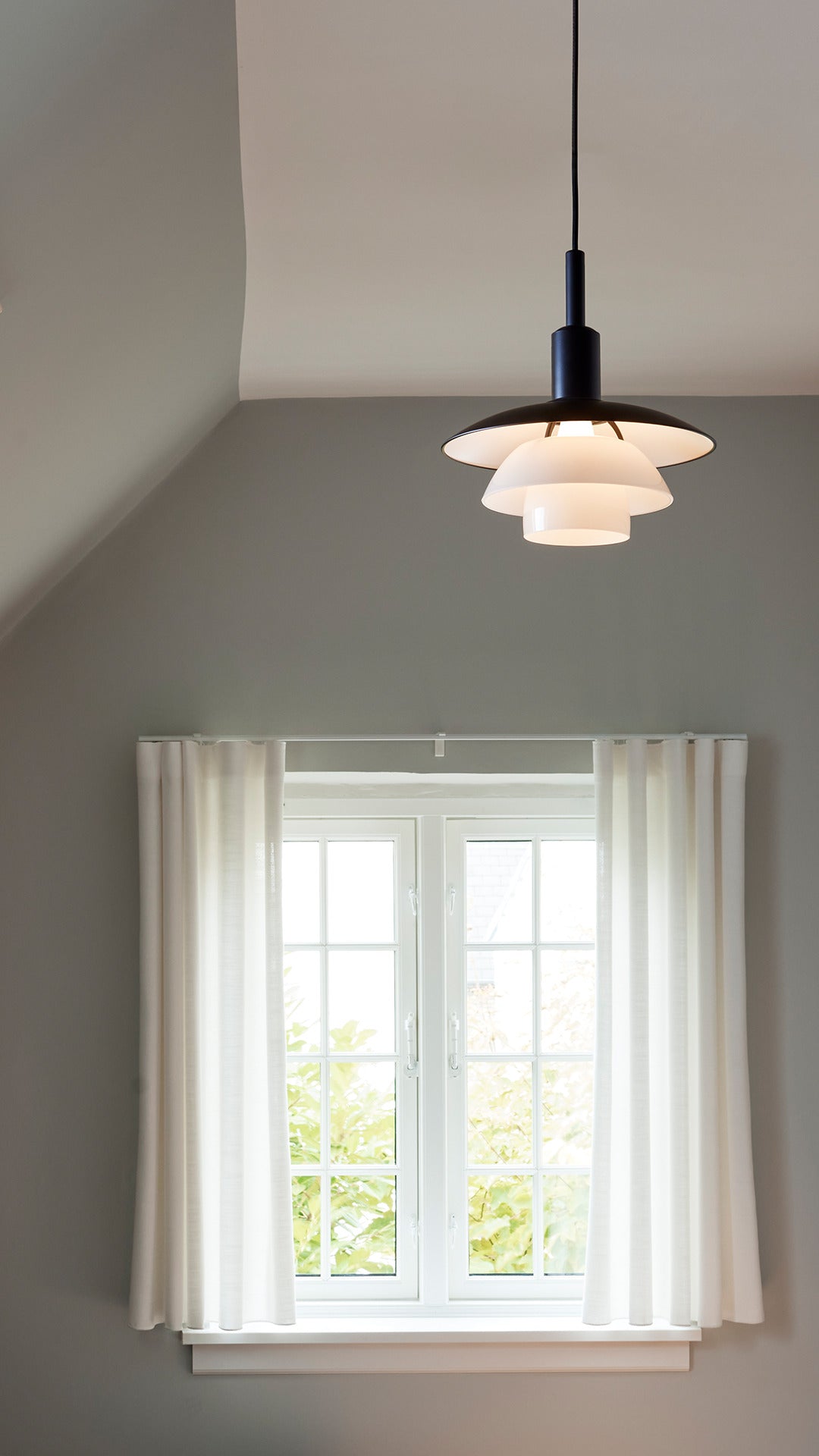 Pendelleuchte PH 3/3 weiß mit schwarzer matter Oberfläche