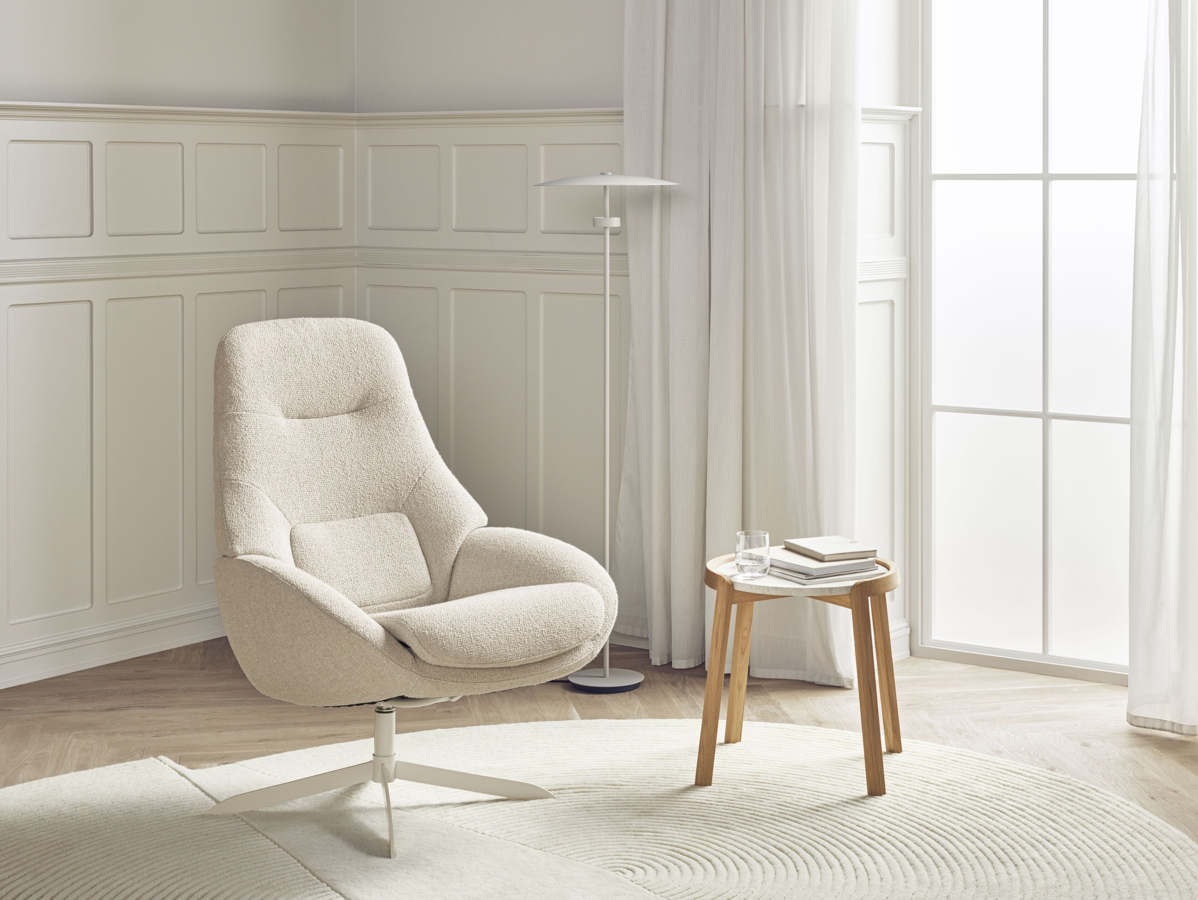 Saga Curated Edition chair gray base