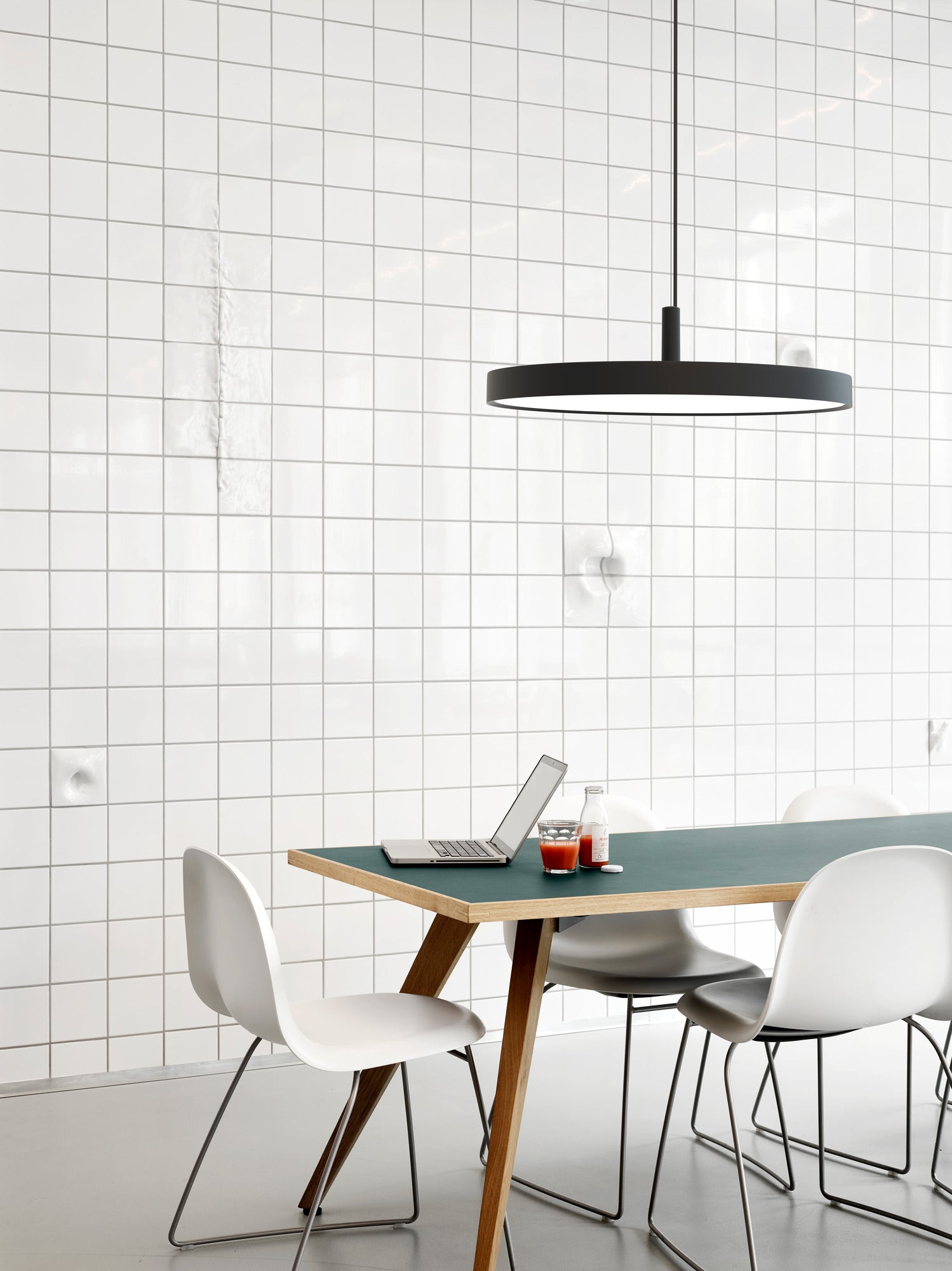 LP SLIM ROUND black pendant lamp