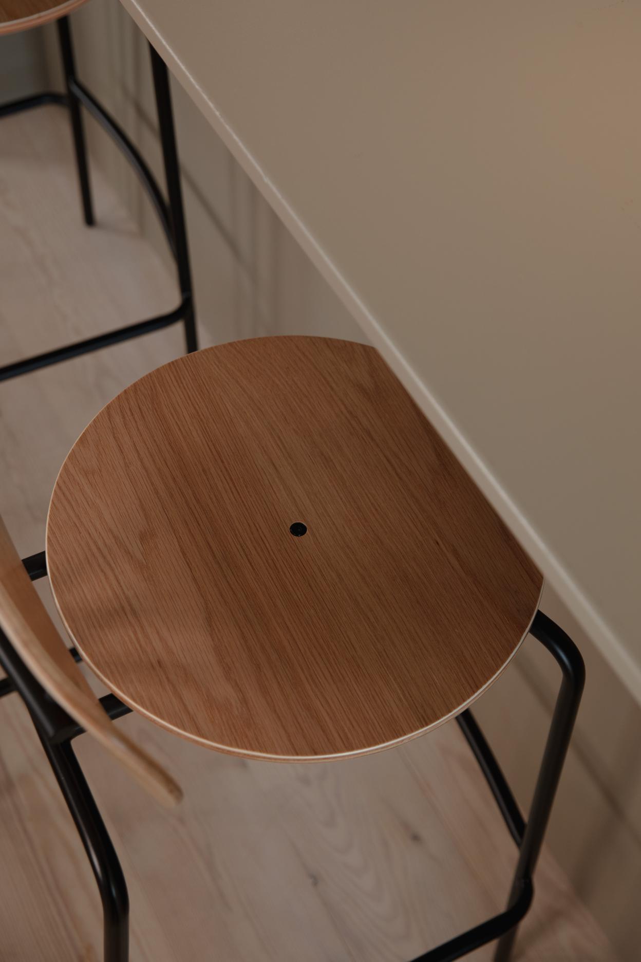 Hocker Curious Oak Veneer with a black base