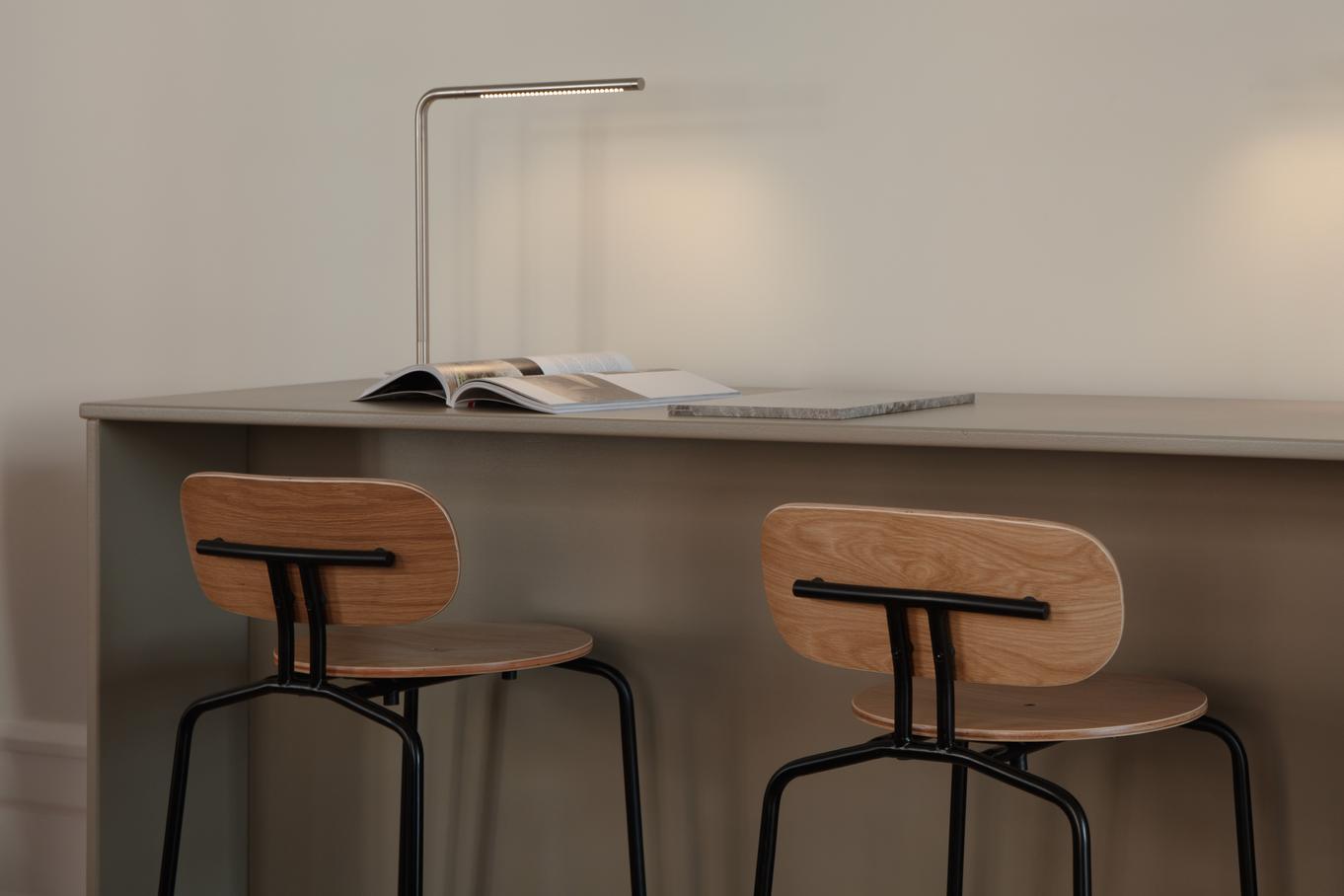 Hocker Curious Oak Veneer with a black base