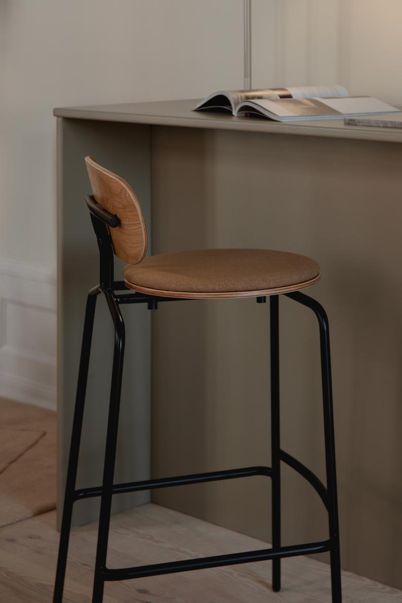 Hocker Curious Oak Veneer with a black base