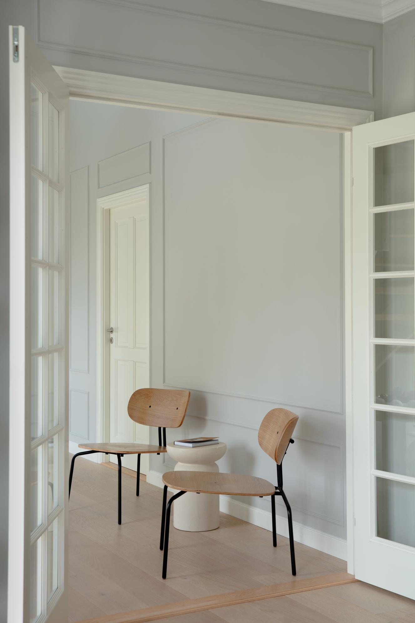 Schwarzer beige neugieriger Sessel mit einer schwarzen Basis