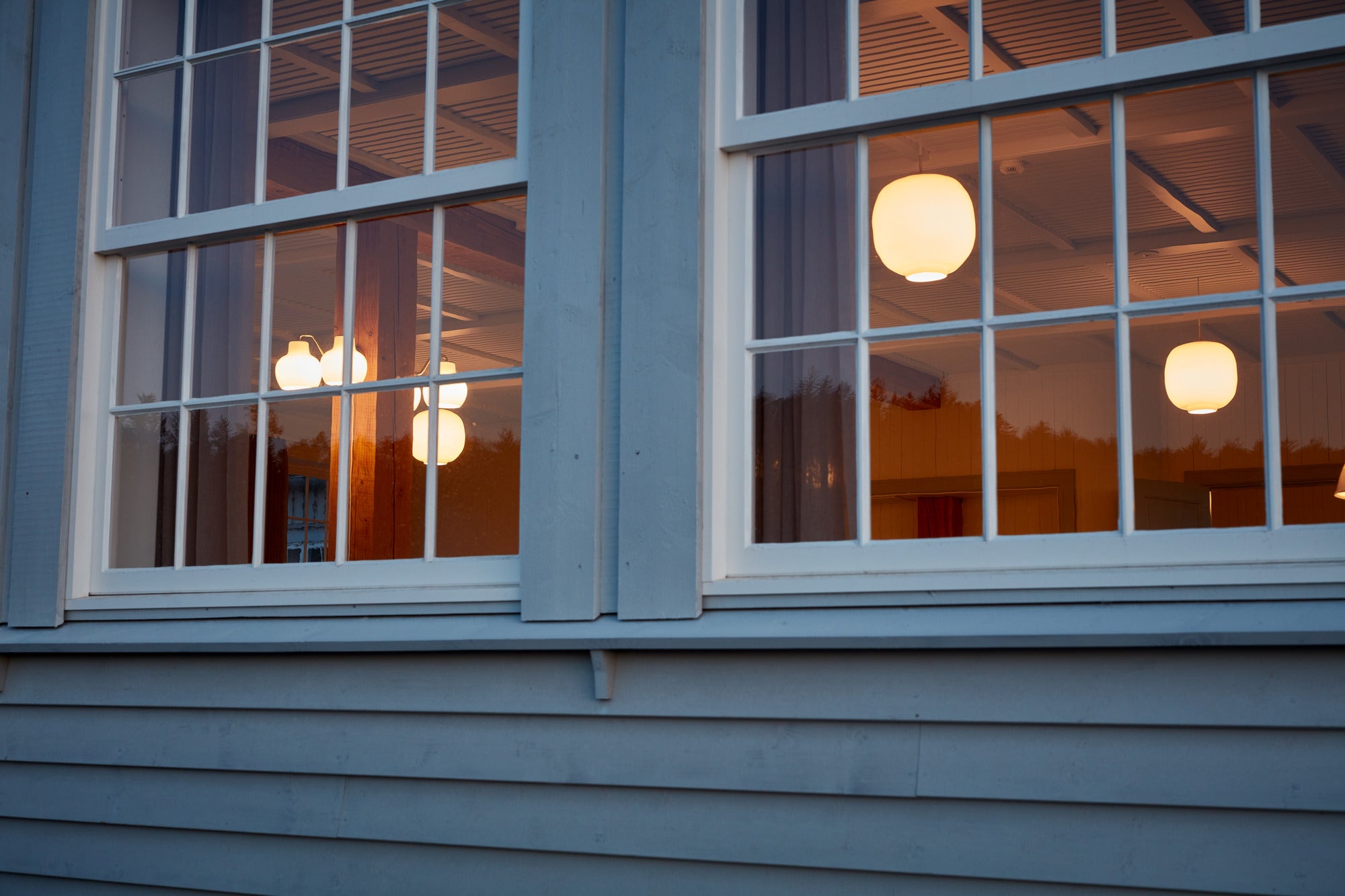 Wandleuchte VL RING CROWN 2 weiß mit messingfarbenem Sockel