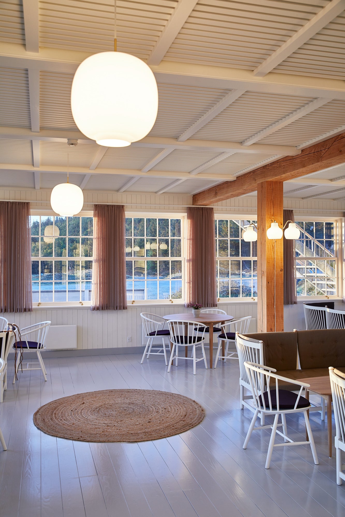 Wandleuchte VL RING CROWN 2 weiß mit messingfarbenem Sockel