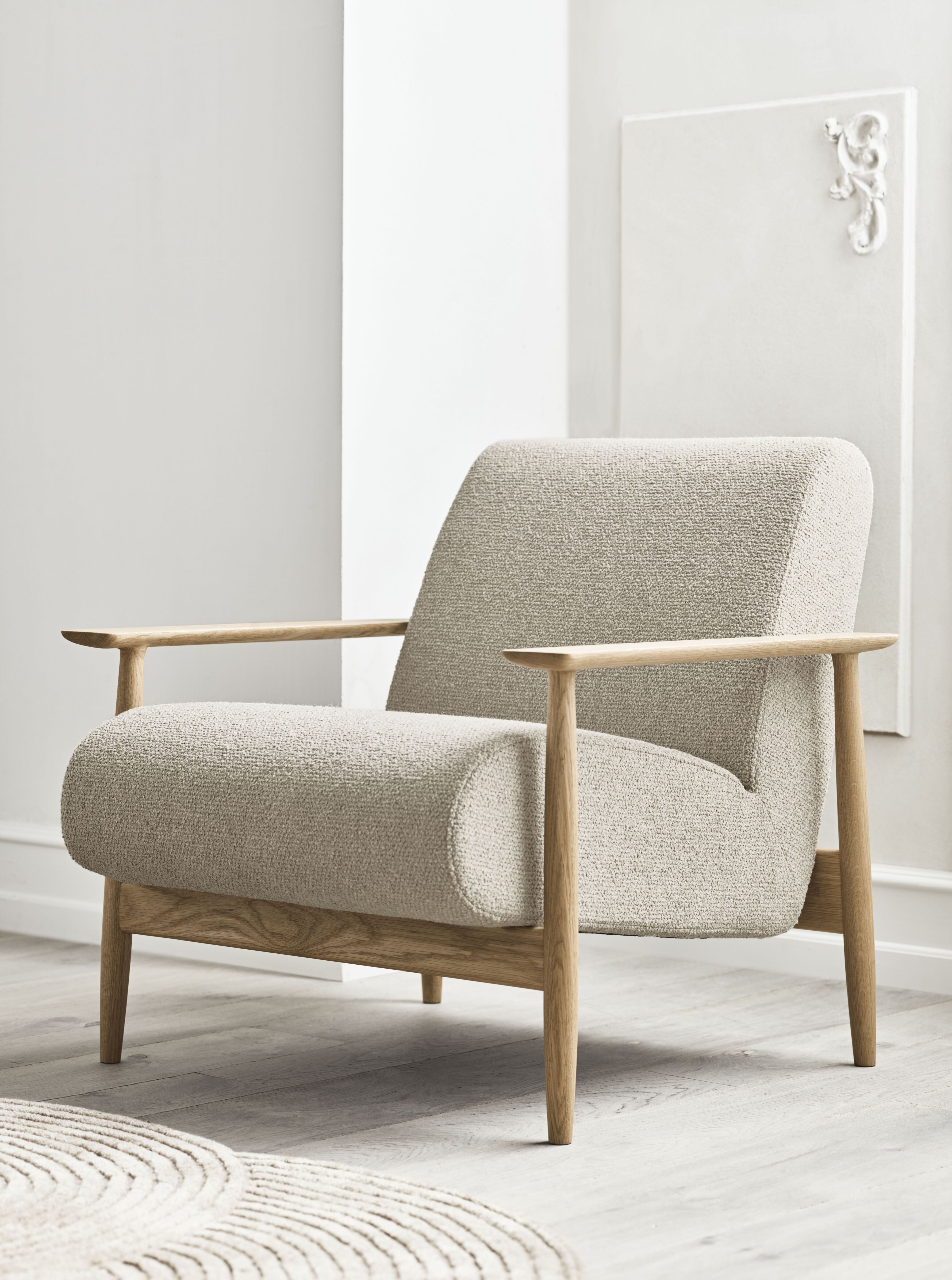 Upholstered armchair Visti base made of dark oak