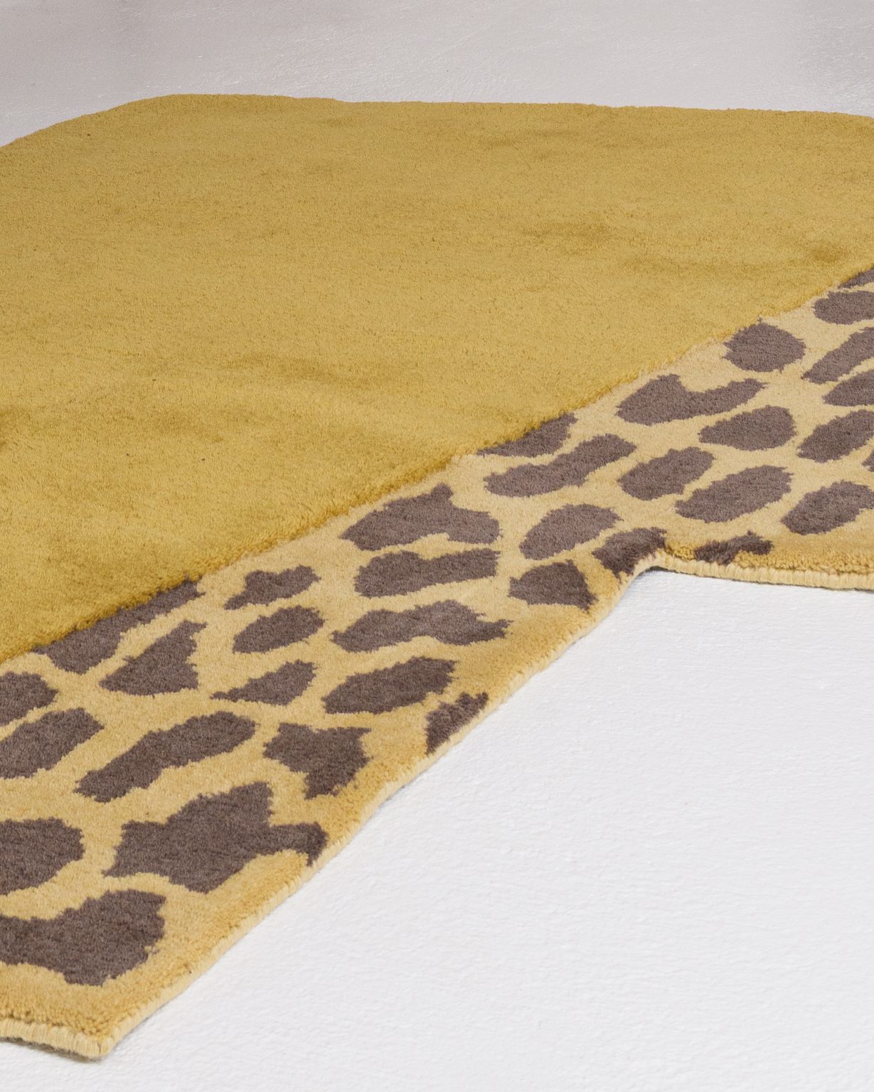 Dywan dekoracyjny asymetryczny WILD MIST ciepła ochra