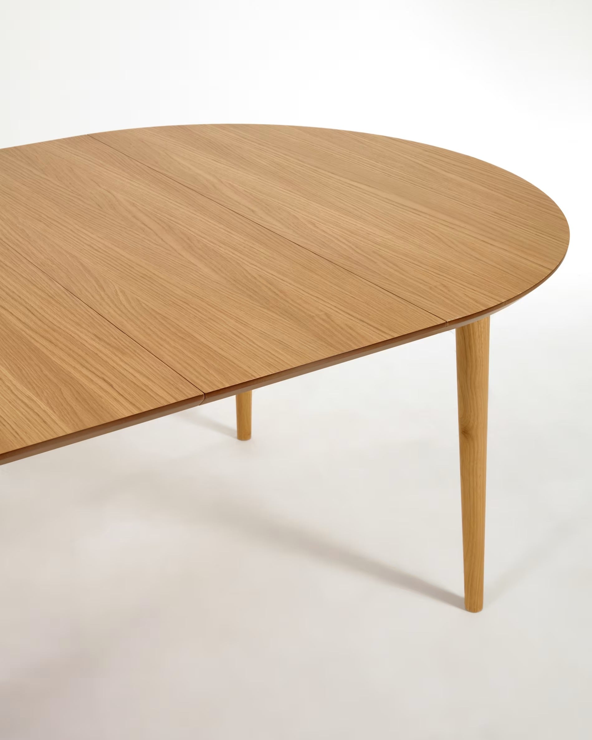 OQUI round extendable table oak veneer