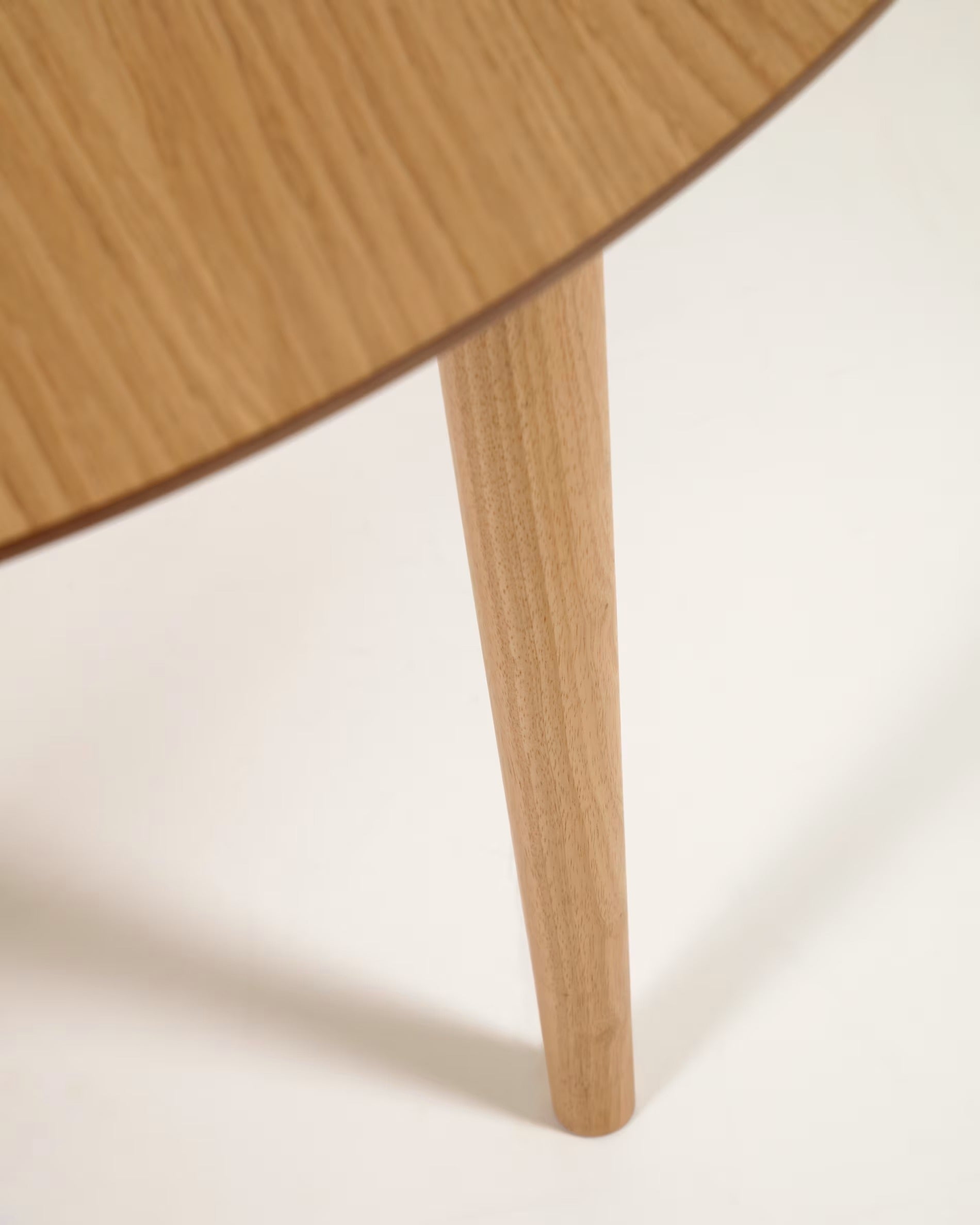 OQUI round extendable table oak veneer