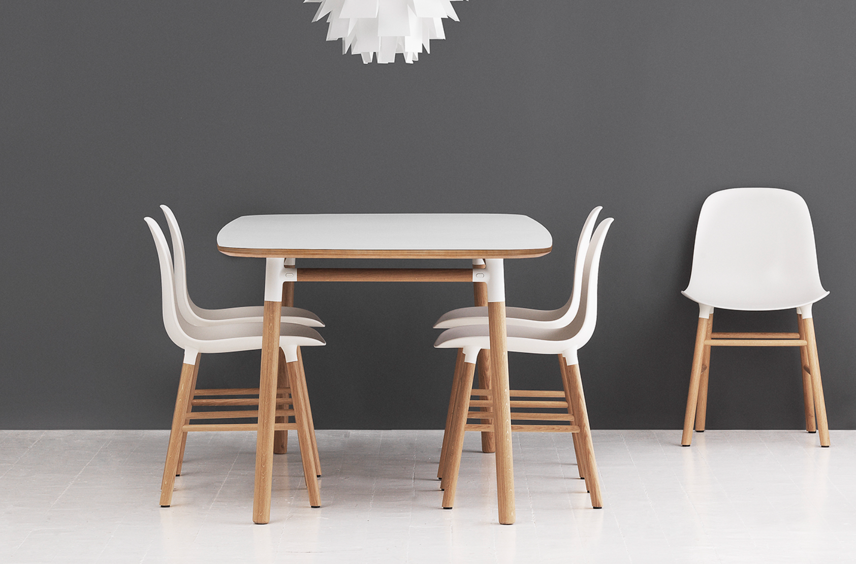 Form Table Black Top mit einer Eichenbasis
