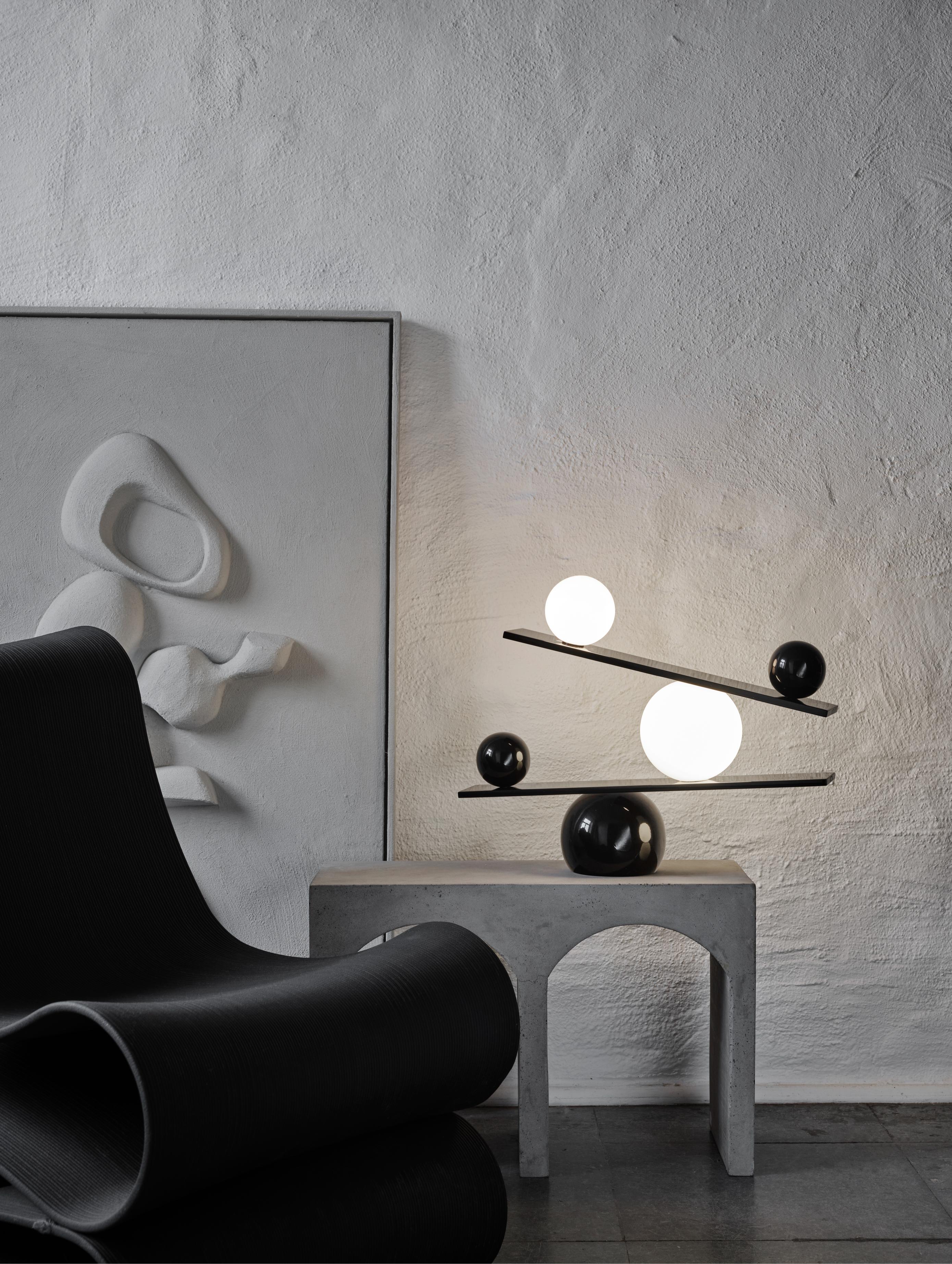 BALANCE black table lamp