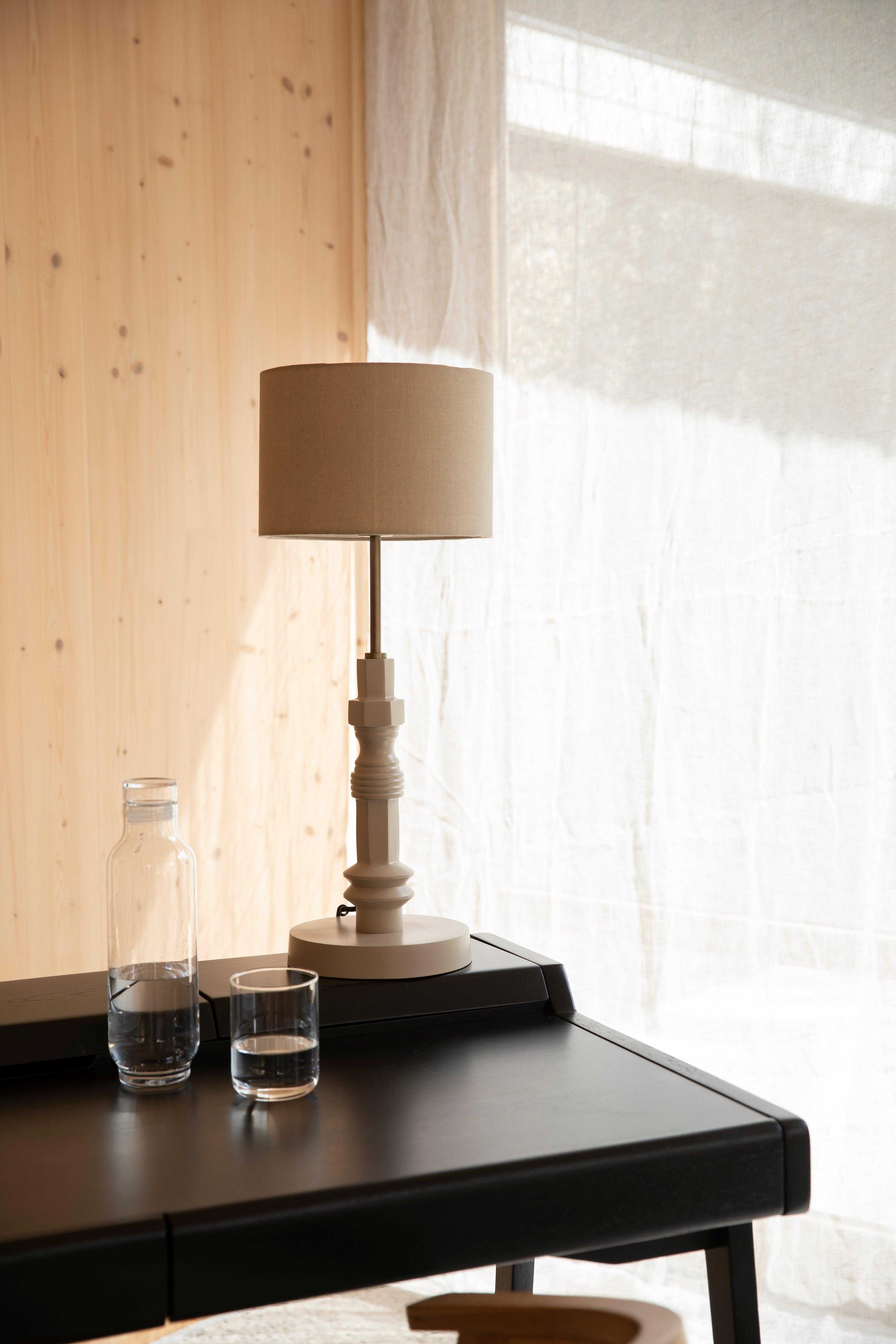 Biurko KAAT czarne drewno Zuiver Eye on Design