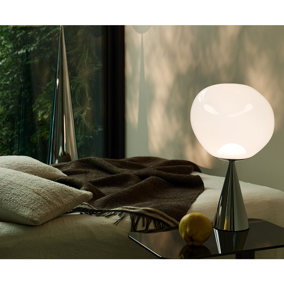 Opaleszenzentischlampe mit einer schwarzen Basis schmelzen