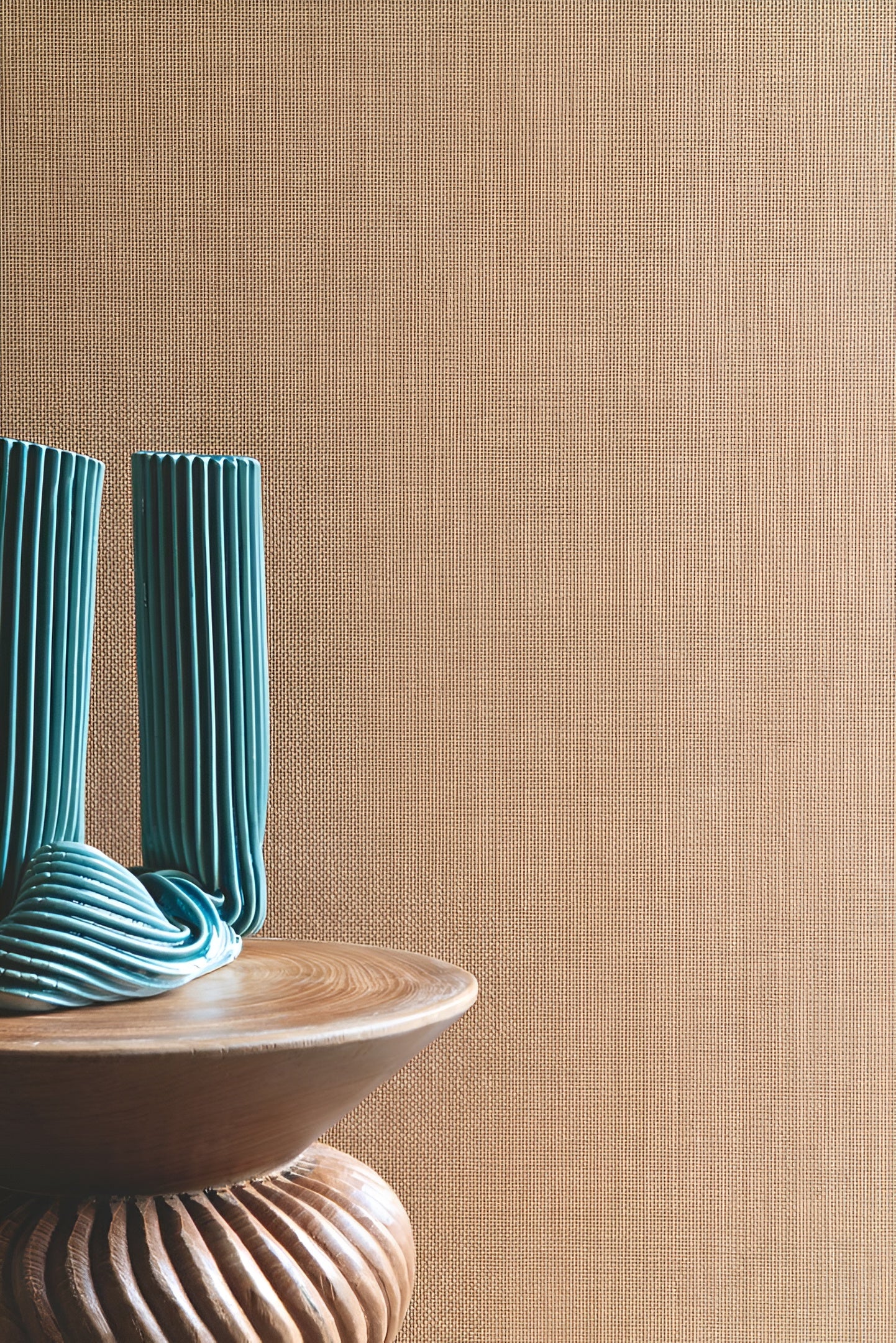 KIRA - MARRON GLACÉ beige structural woven wallpaper resembling raffia