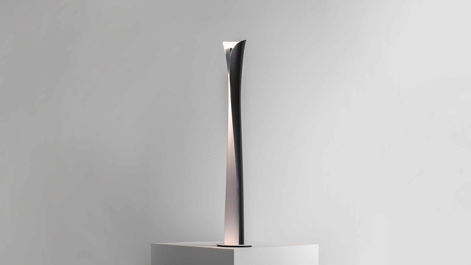 CADMO Black and White Floor Lamp