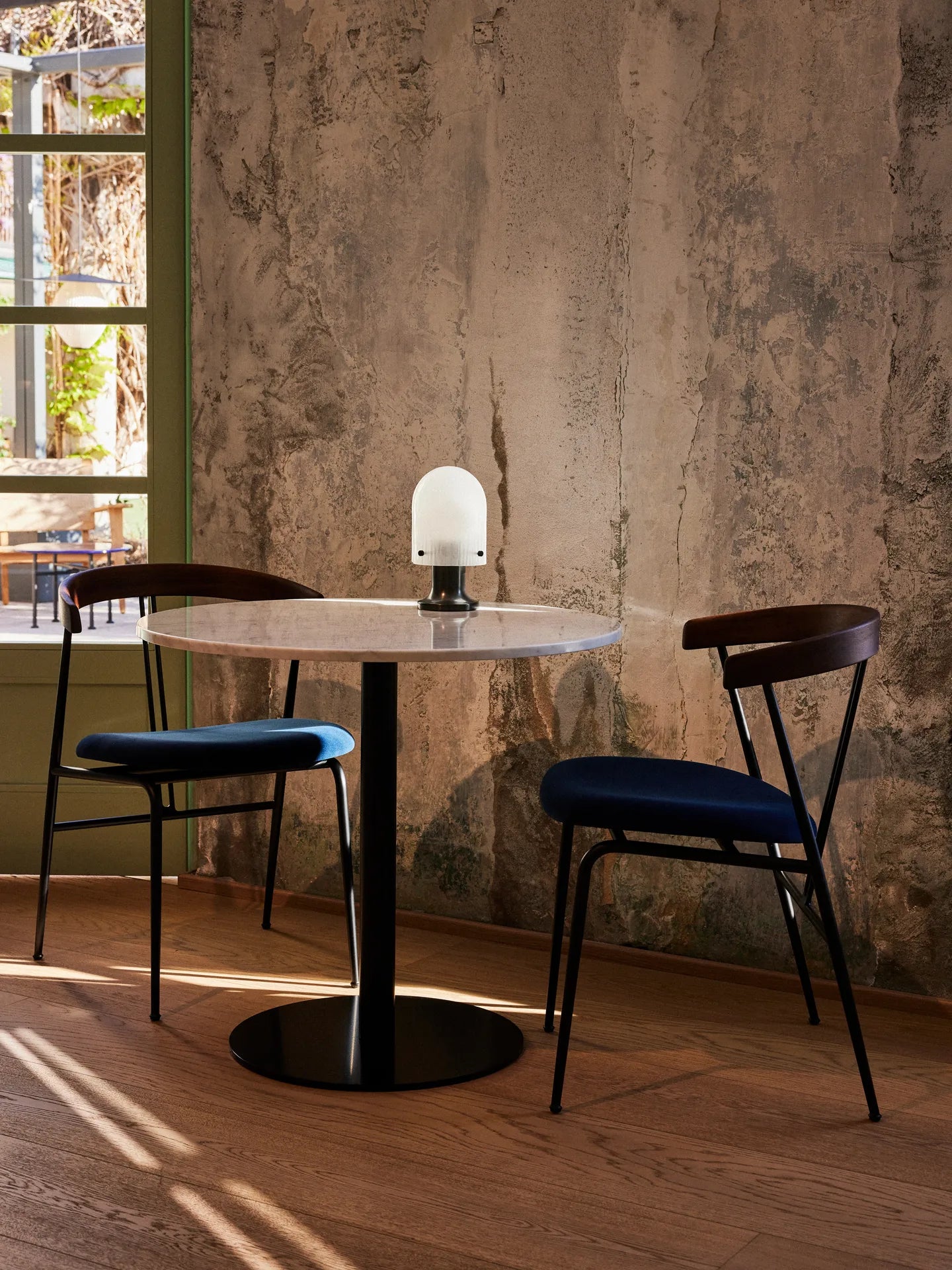 Runder Tisch 1.0 weißer Marmor mit schwarzem Fuß