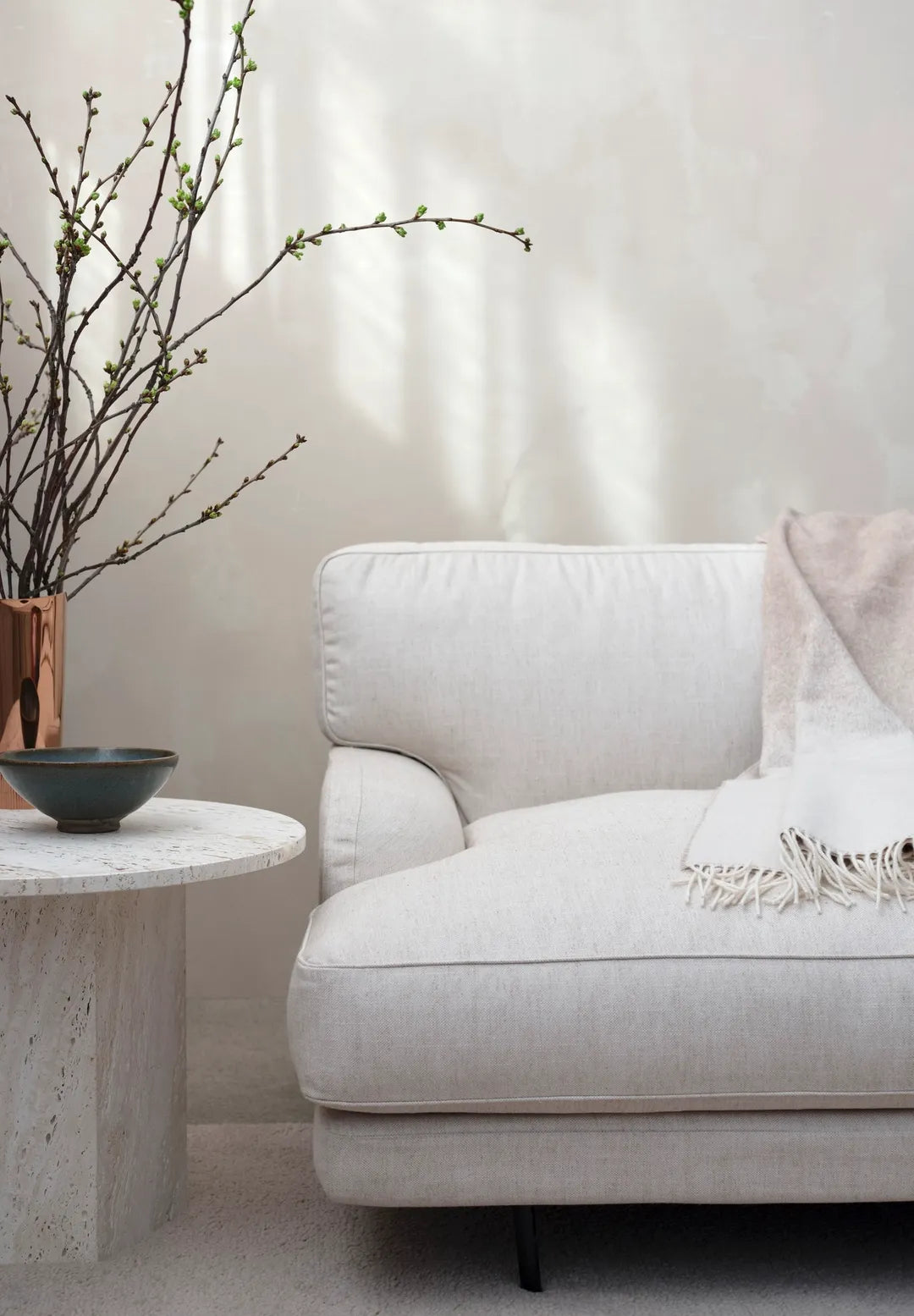 Sofa 2-sitzig FLANEUR gepolstert mit messingfarbenem Gestell
