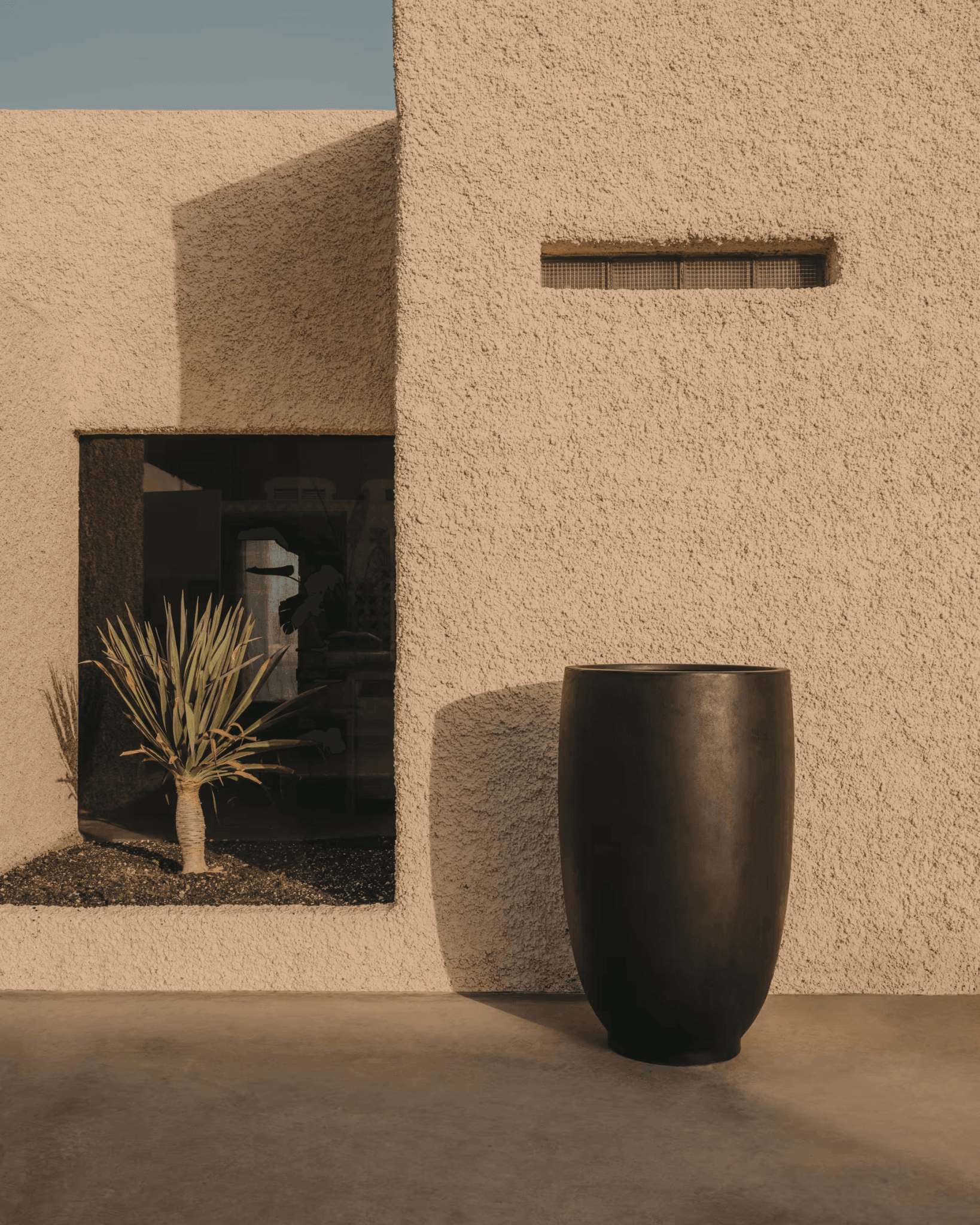 Donica ogrodowa smukła AIGUABLAVA czarny cement La Forma Eye on Design