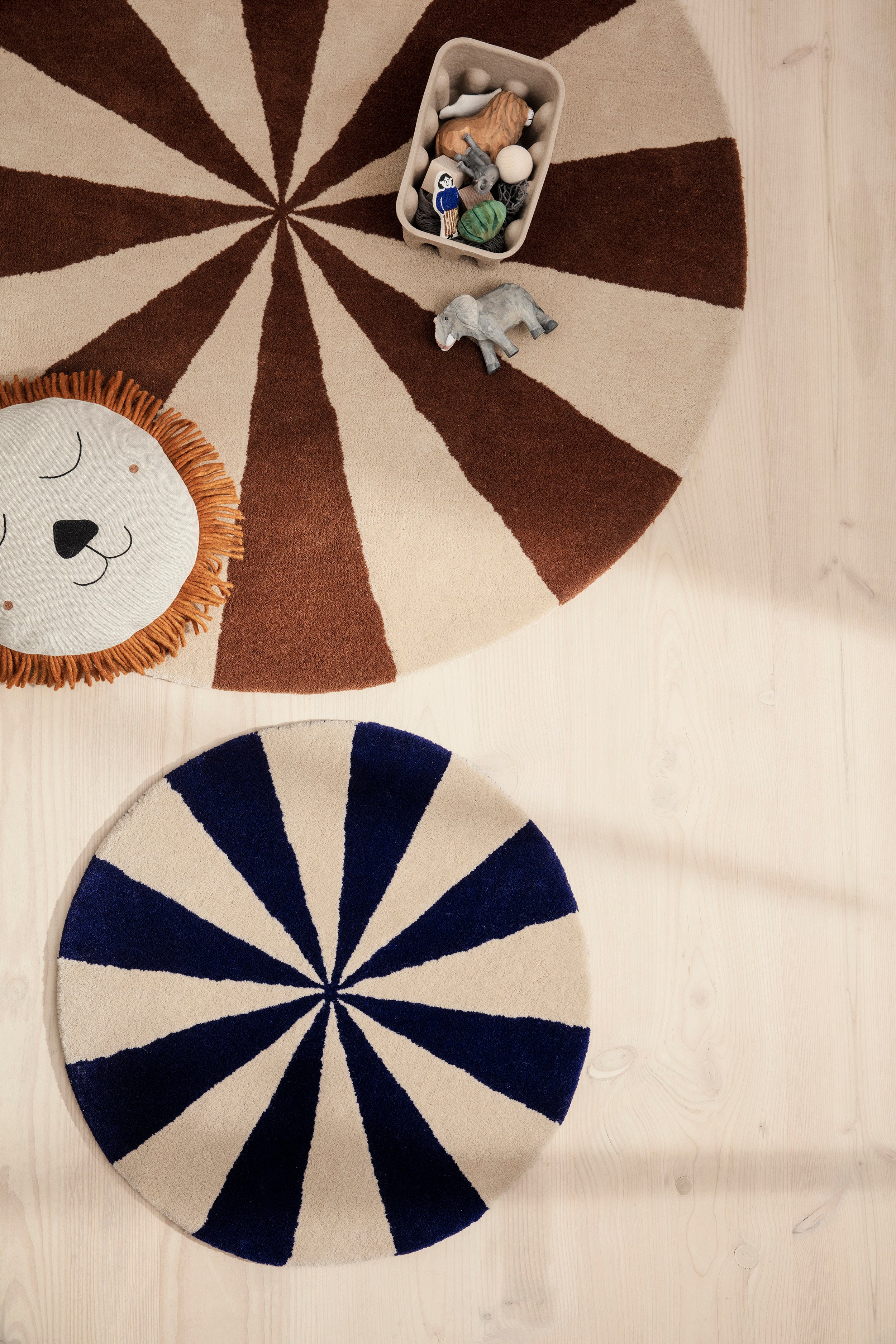ARCH round rug in brick with dark beige