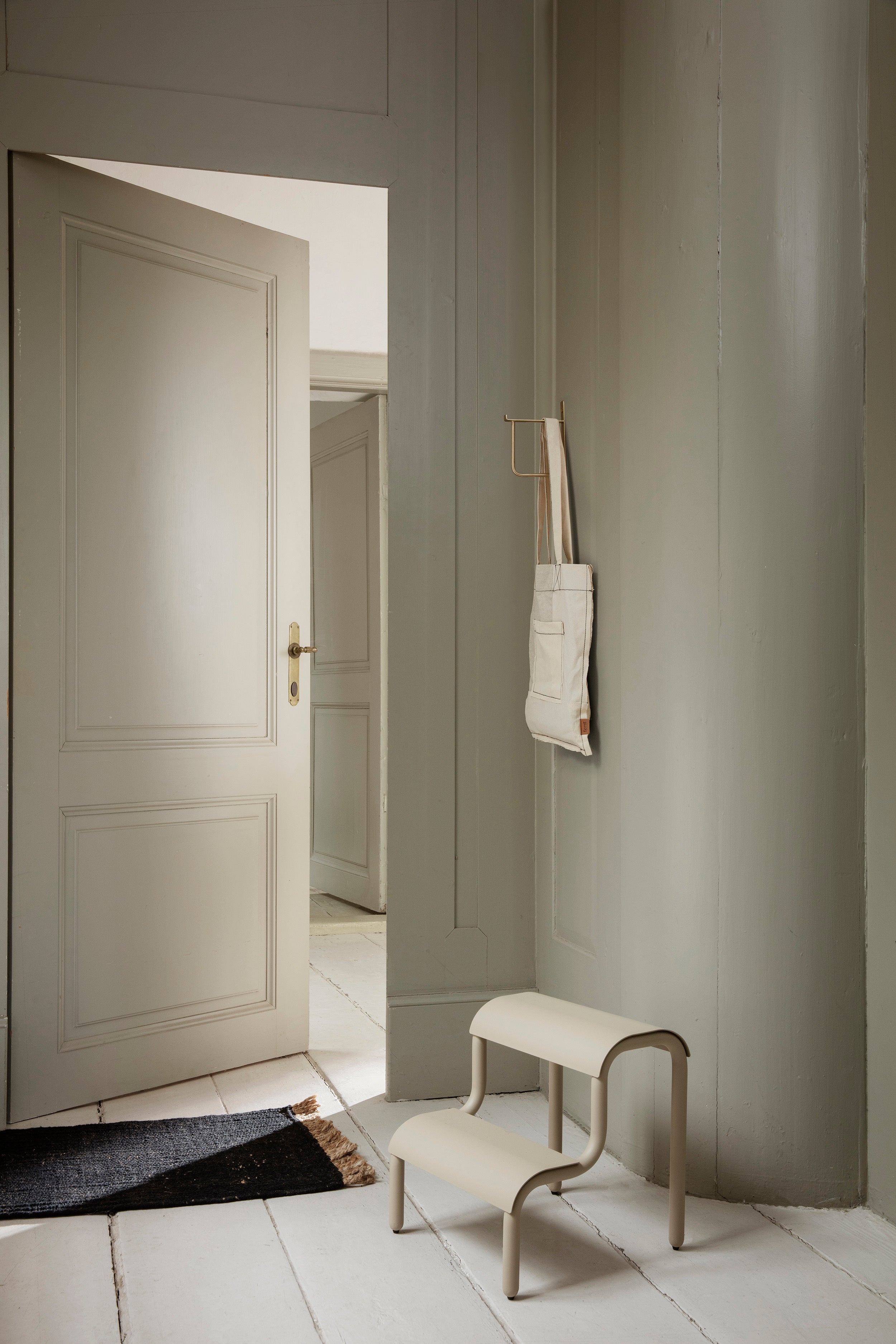 UP STEP stool beige