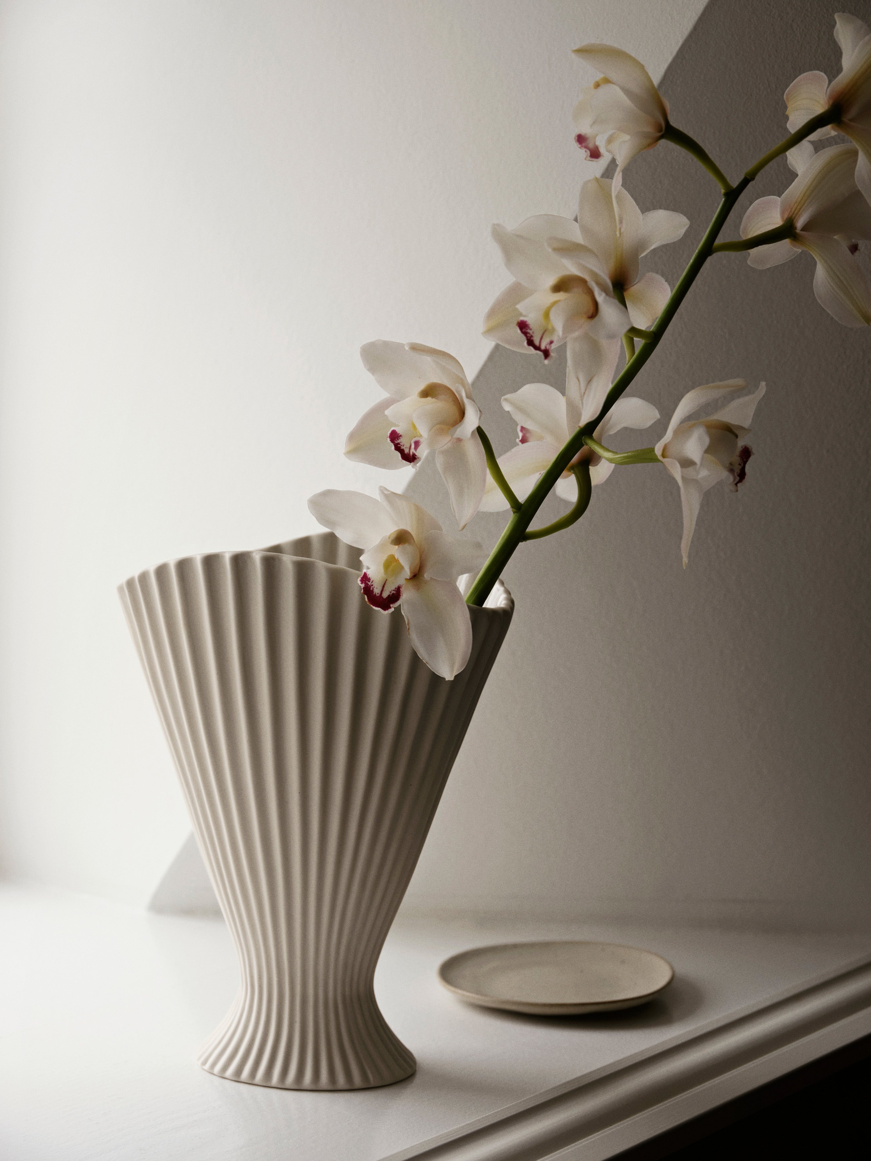Fountain vase broken white