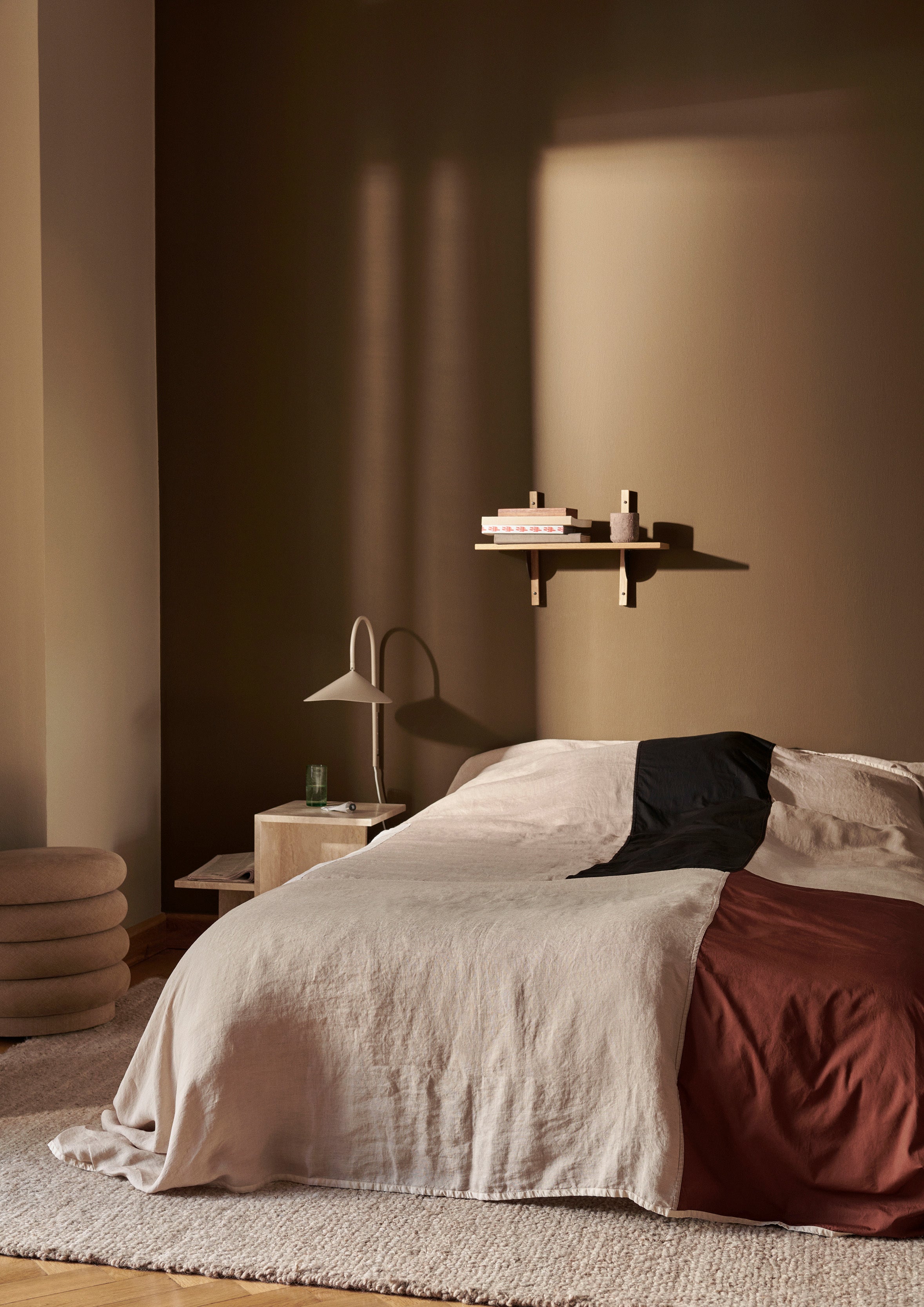 PART bedspread in burgundy with beige