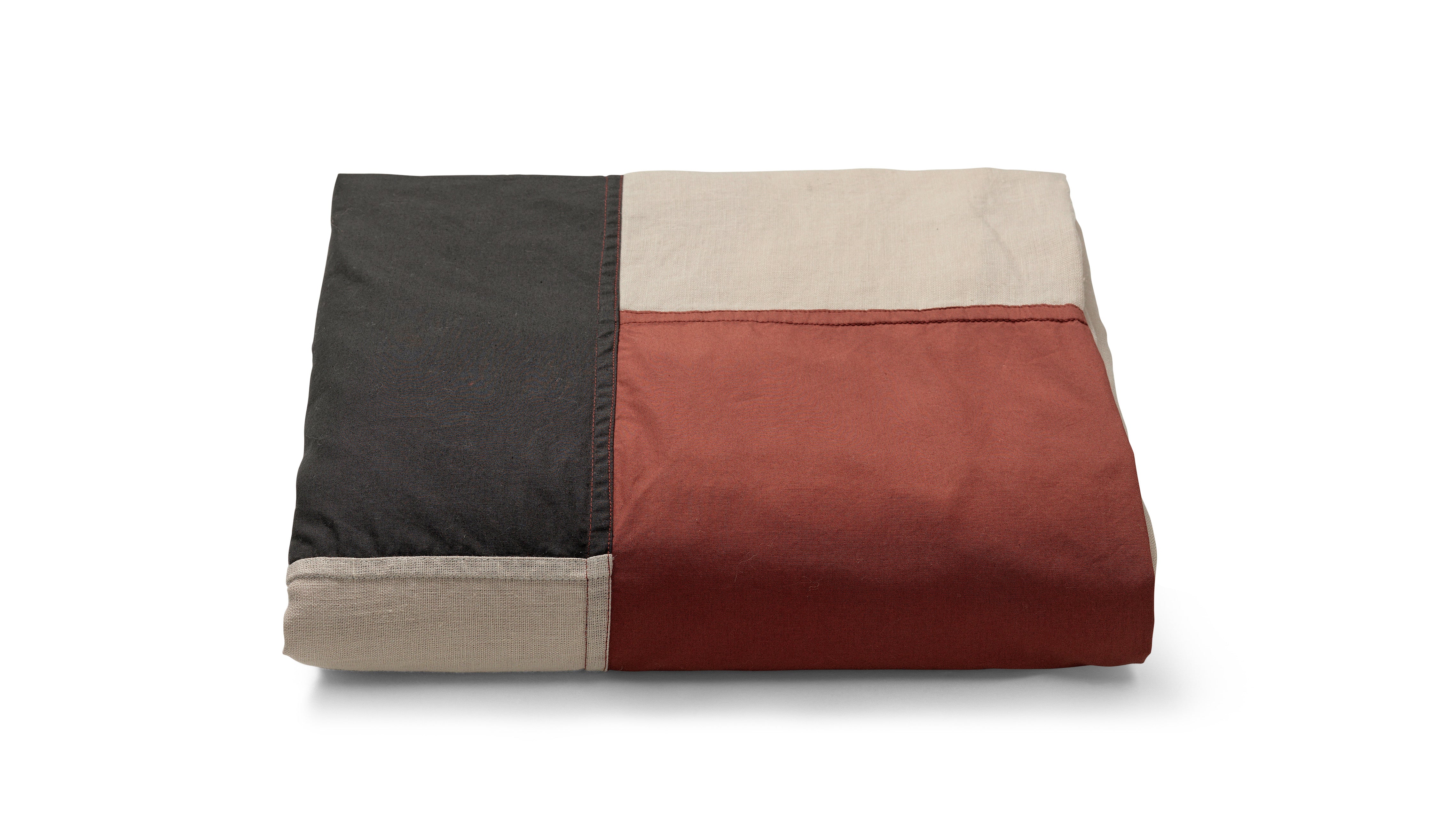 PART bedspread in burgundy with beige