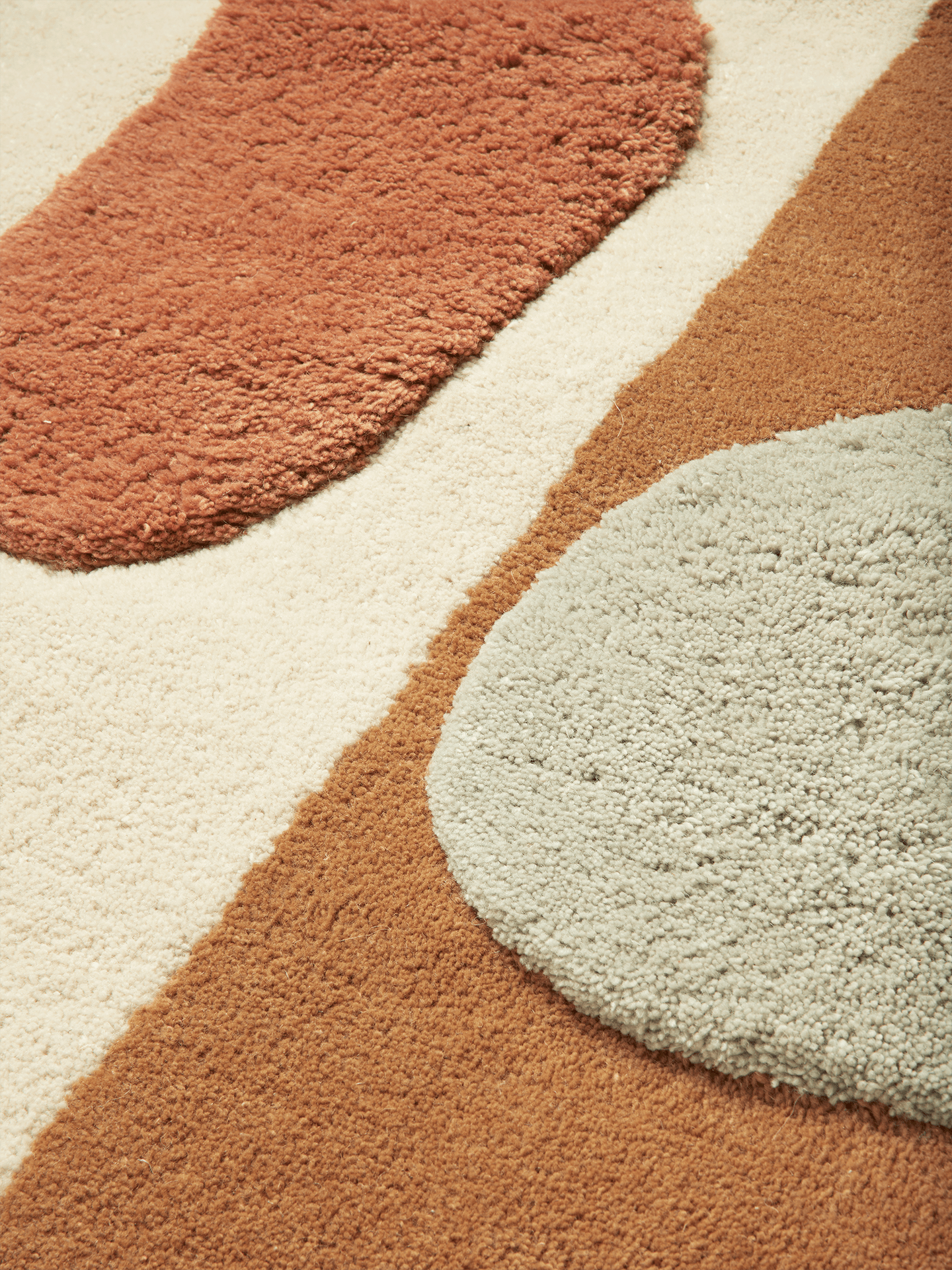 BLOCO brick-colored rug with beige