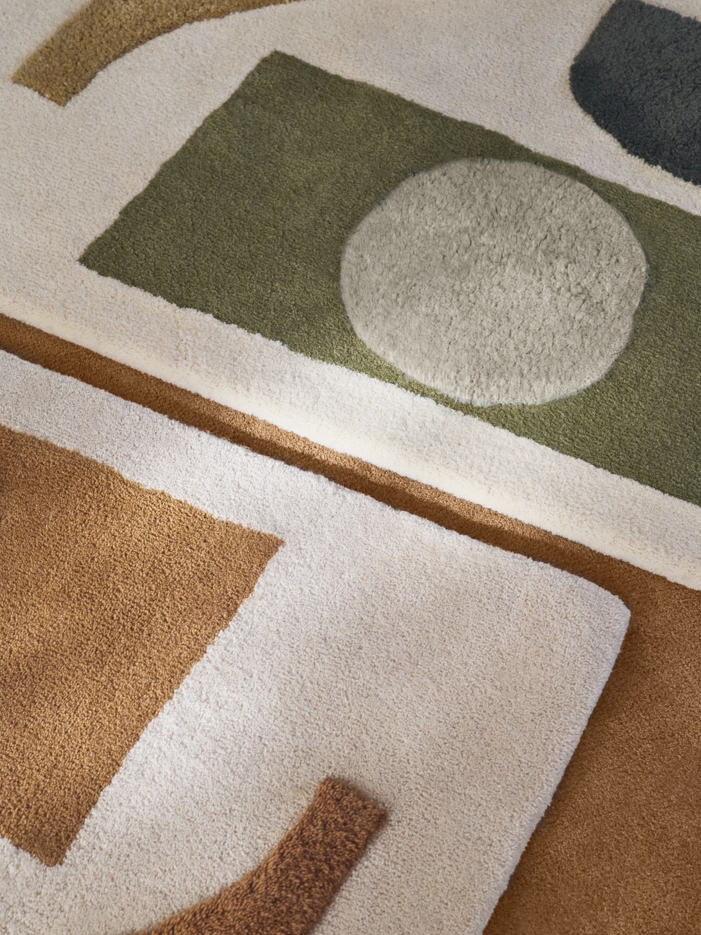 BLOCO green rug with beige