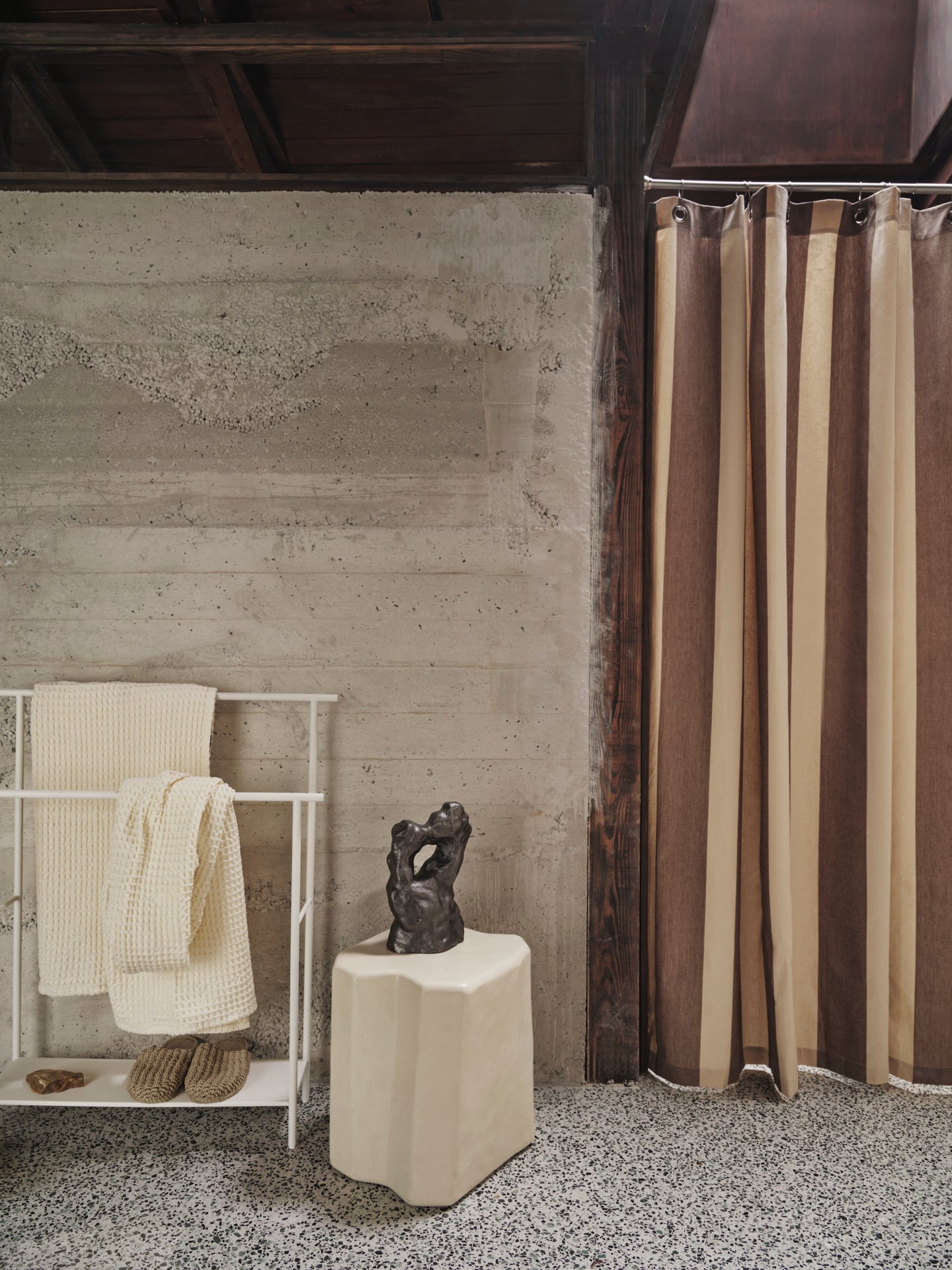 Dora white towel stand