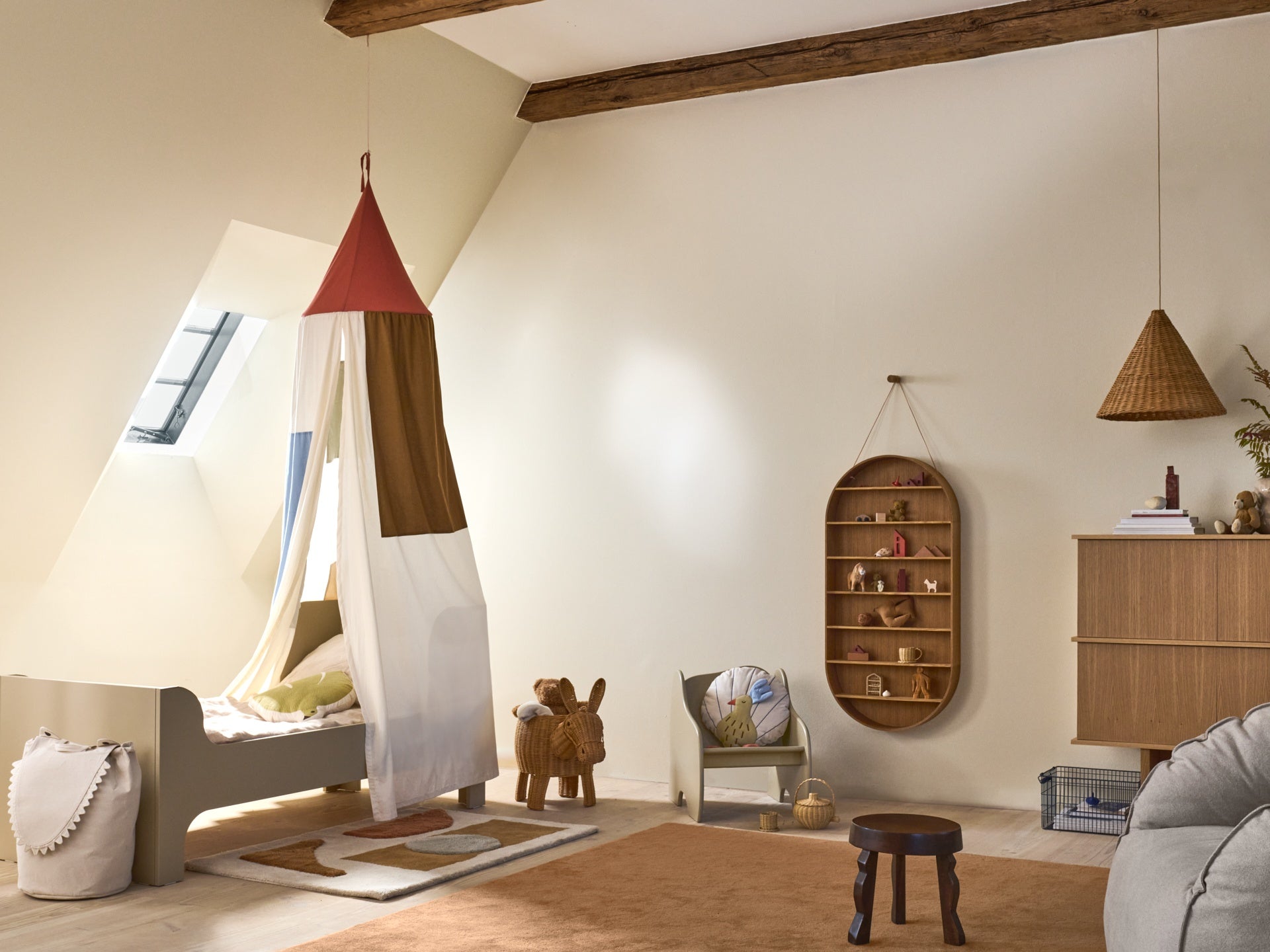 BLOCO brick-colored rug with beige