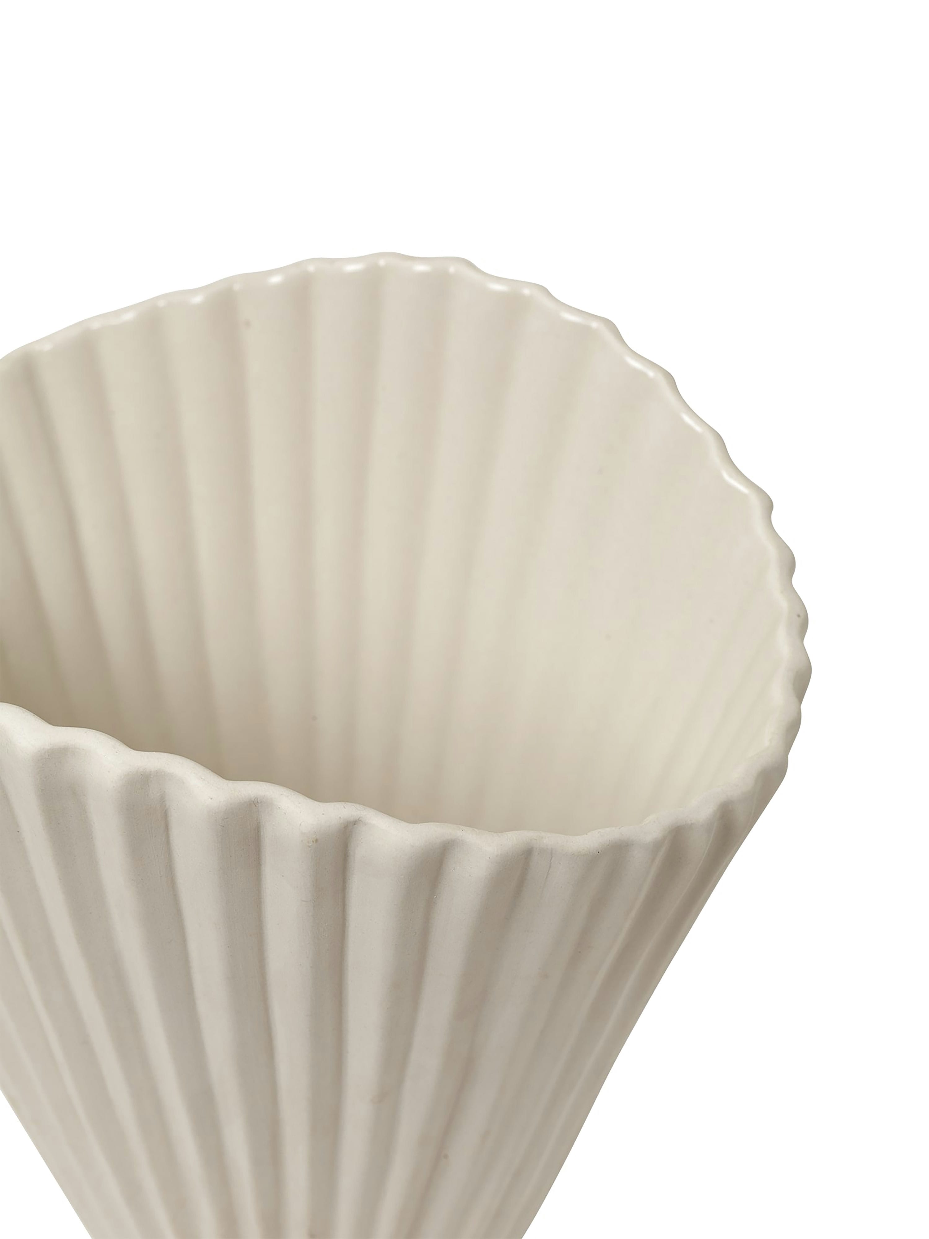 Fountain vase broken white