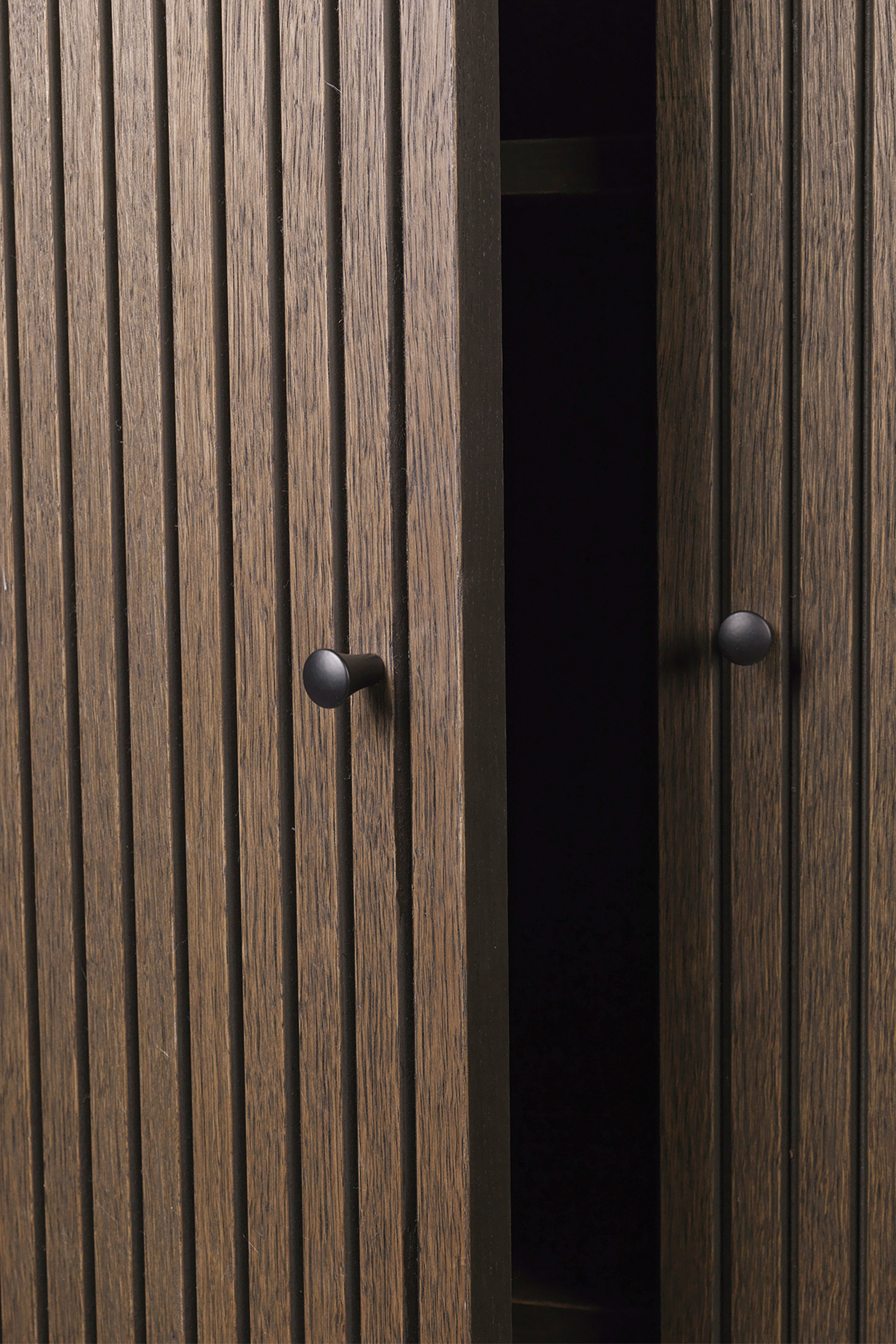 SILL CUPBOARD TALL 2-türiger Kleiderschrank, dunkelbraunes Eichenfurnier