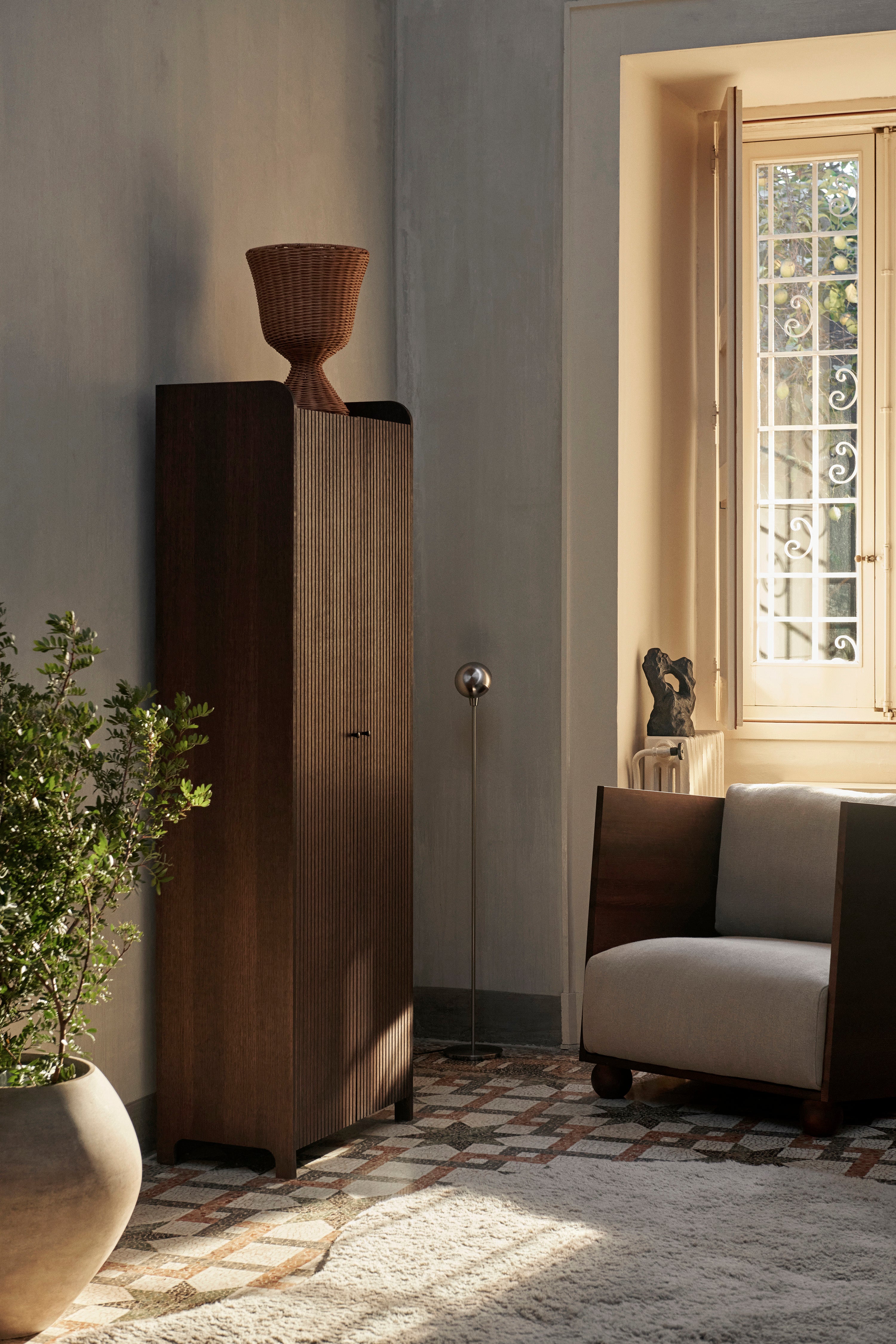 SILL CUPBOARD TALL 2-türiger Kleiderschrank, dunkelbraunes Eichenfurnier
