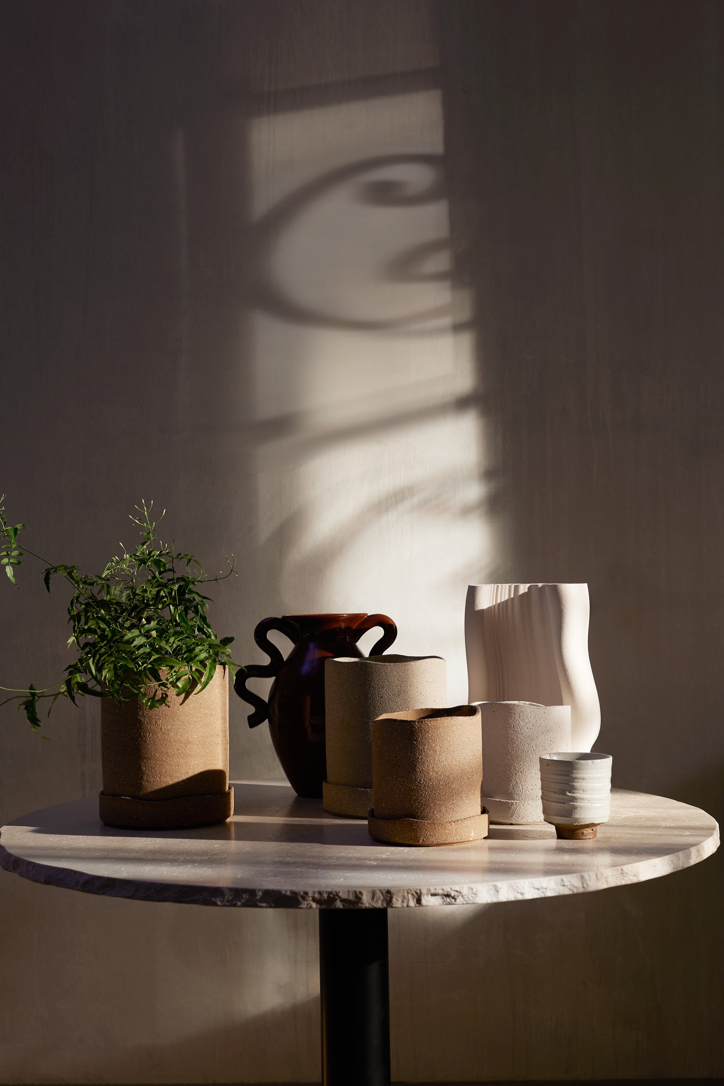 Vase moire broken white