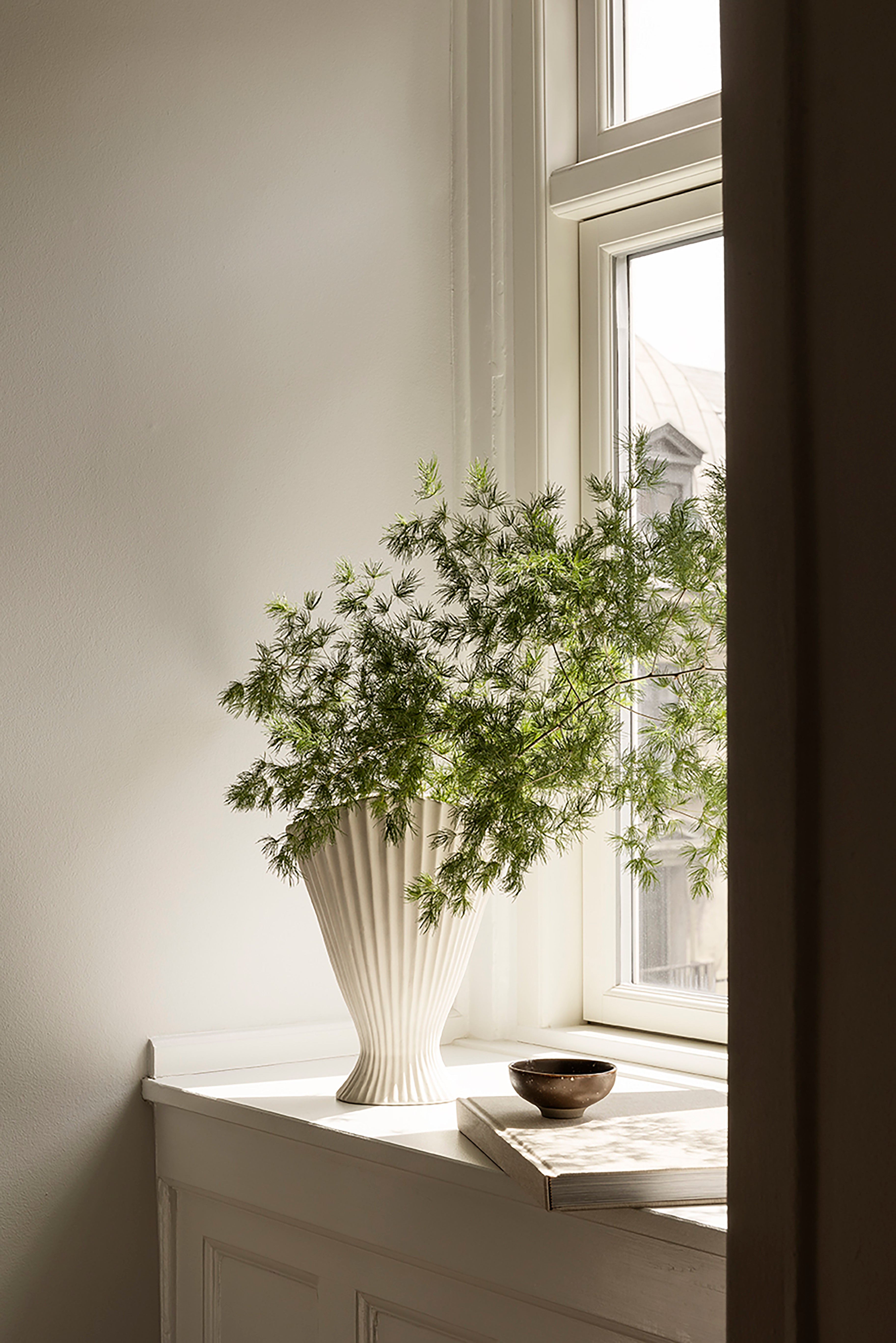 Fountain vase broken white